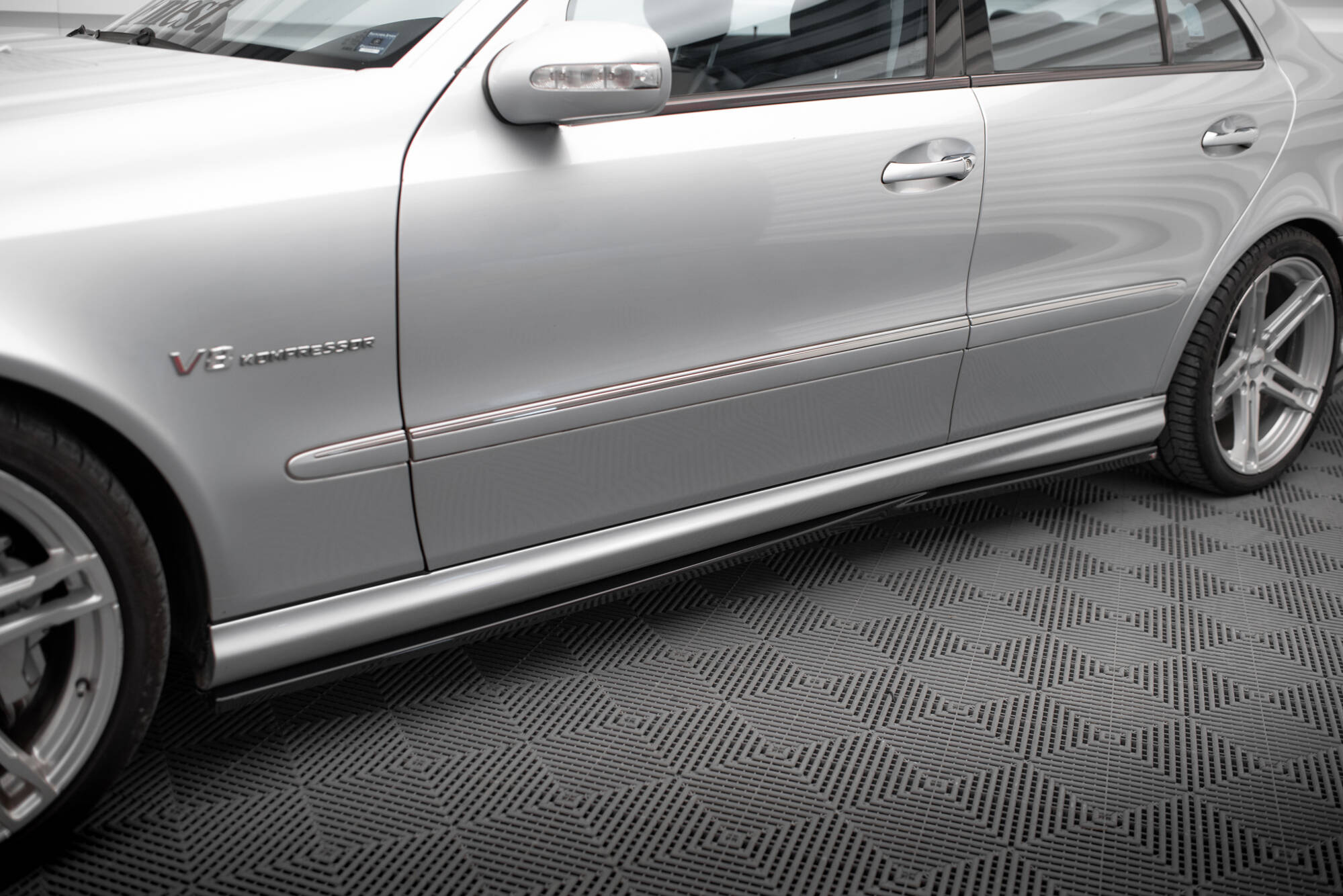 Street+ Seitenschweller Leisten passend für Mercedes E 55 AMG W211 schwarz Hochglanz