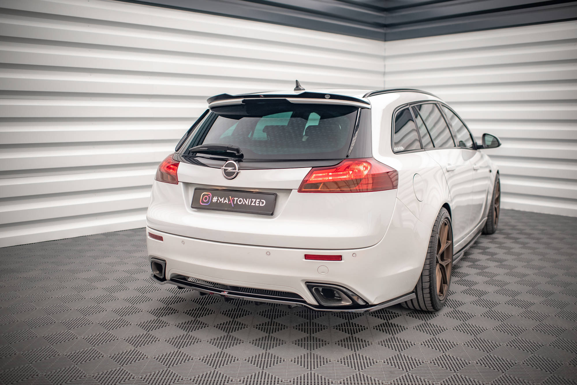 Street+ Mittlerer Diffusor RACE Heck Ansatz passend für Opel Insignia OPC Mk1 schwarz Hochglanz