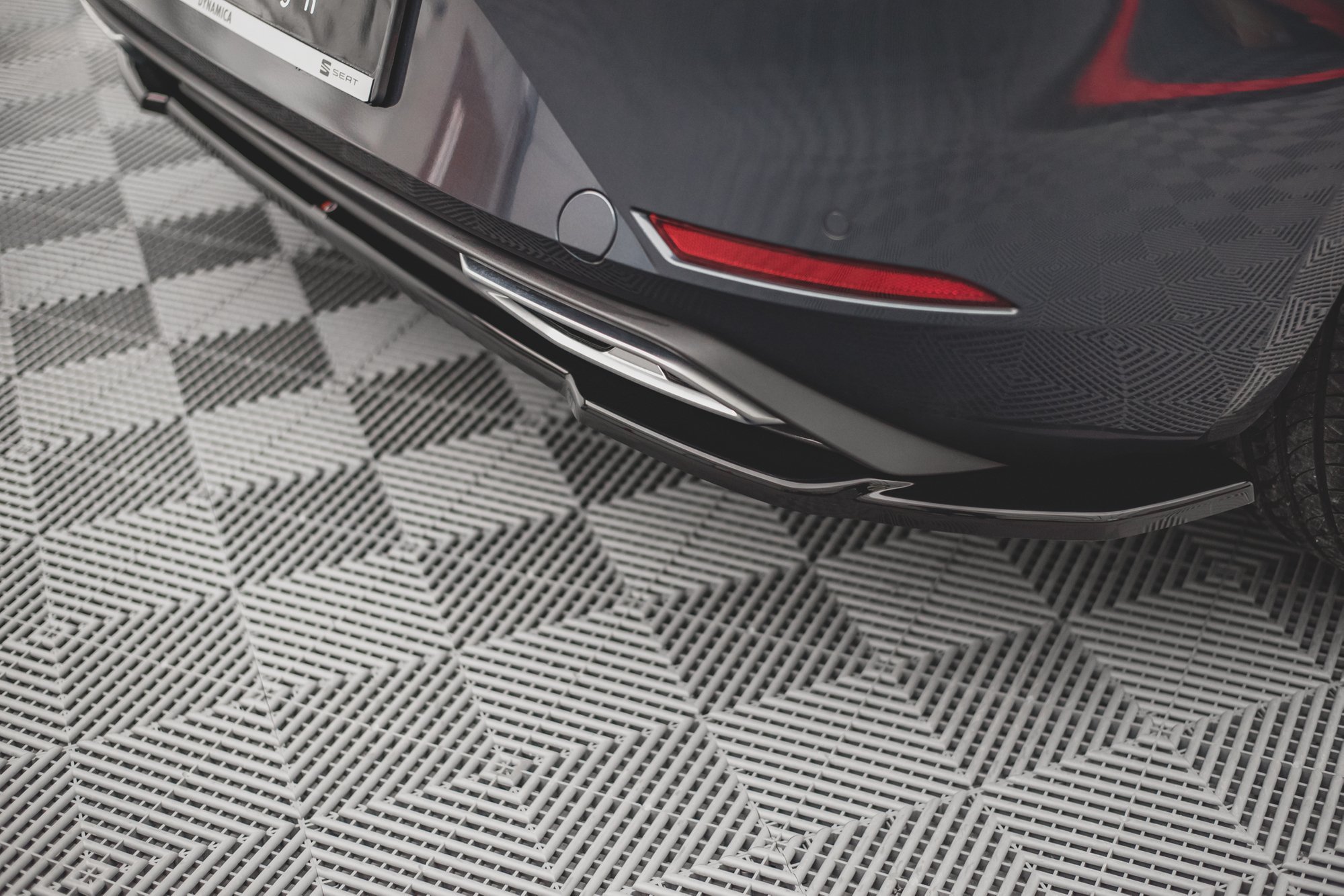Street+ Mittlerer Diffusor Heck Ansatz passend für Seat Leon FR Hatchback Mk4 schwarz Hochglanz