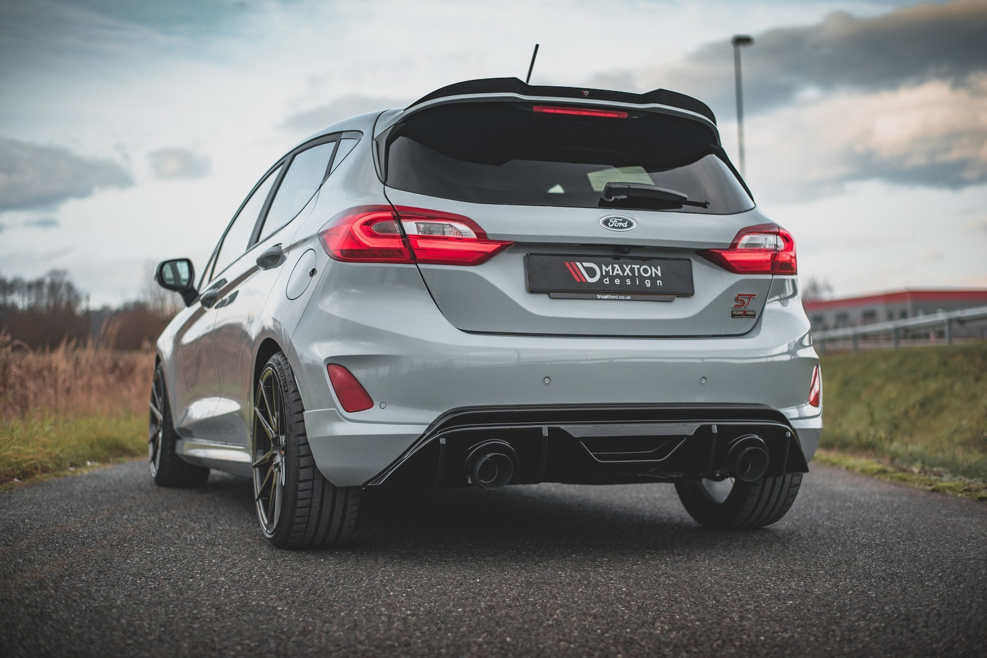 Heckansatz Diffusor passend für Ford Fiesta ST mk8 schwarz Hochglanz+Milltek Sport Endschalldämpfer schwarz + GPF System
