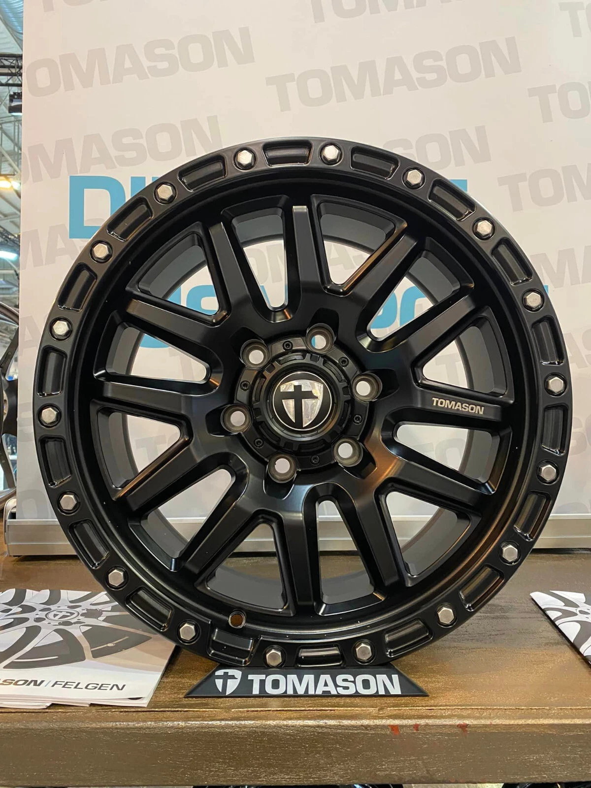 18 Zoll TN Offroad Tomason Alu Felgen für Toyota Hilux Pickup N2 SUV 9x18
