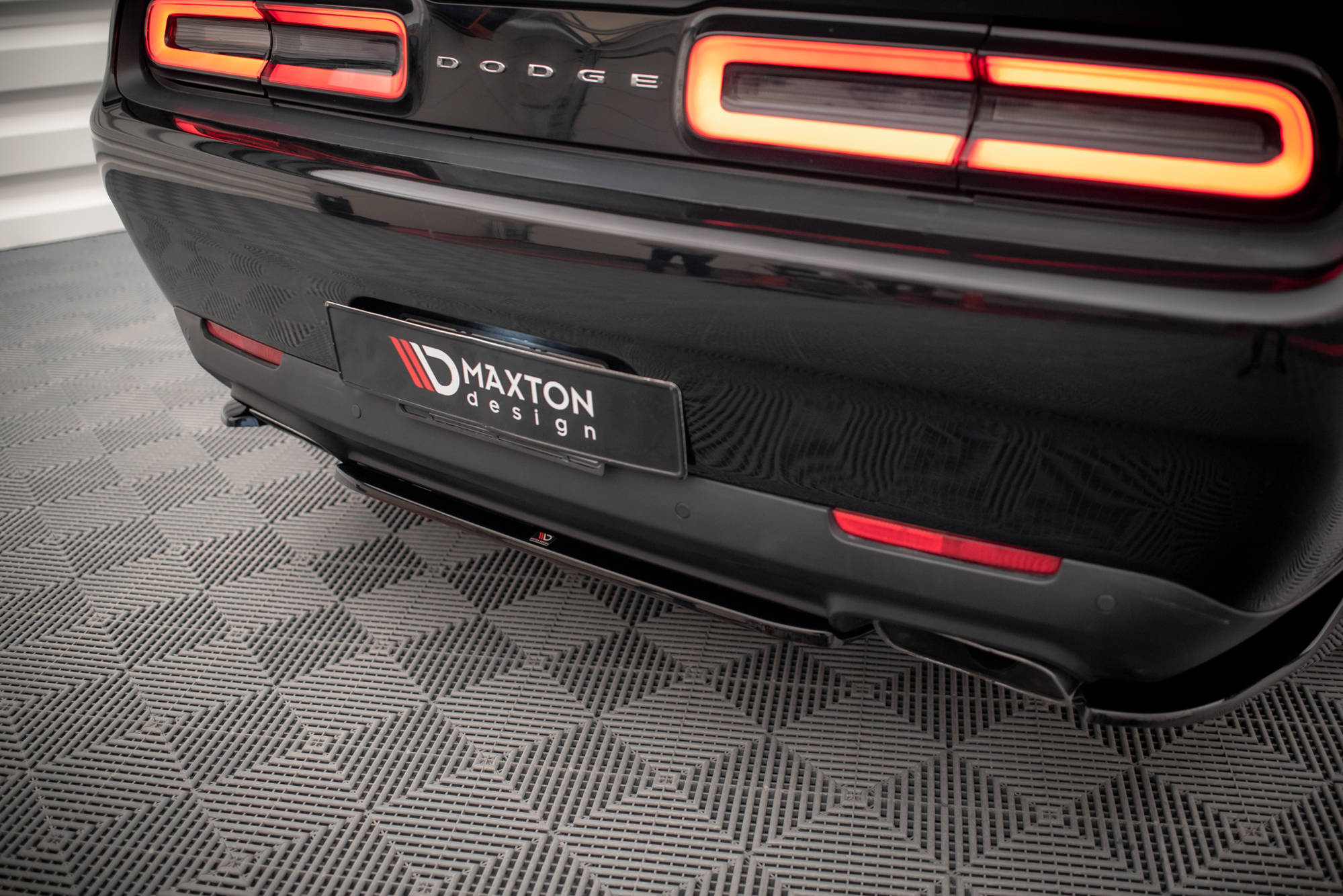 Street+ Mittlerer Diffusor Heck Ansatz passend für Dodge Challenger GT Mk3 FL schwarz Hochglanz
