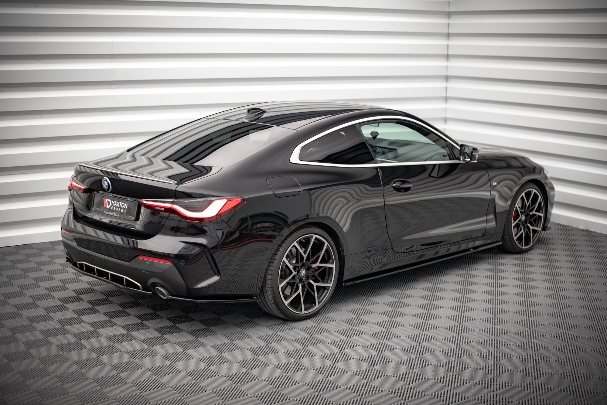 Street+ Heck Ansatz Flaps V.1 passend für BMW 4er M-Paket G22 / G23 / G22 FL / G23 FL schwarz Hochglanz