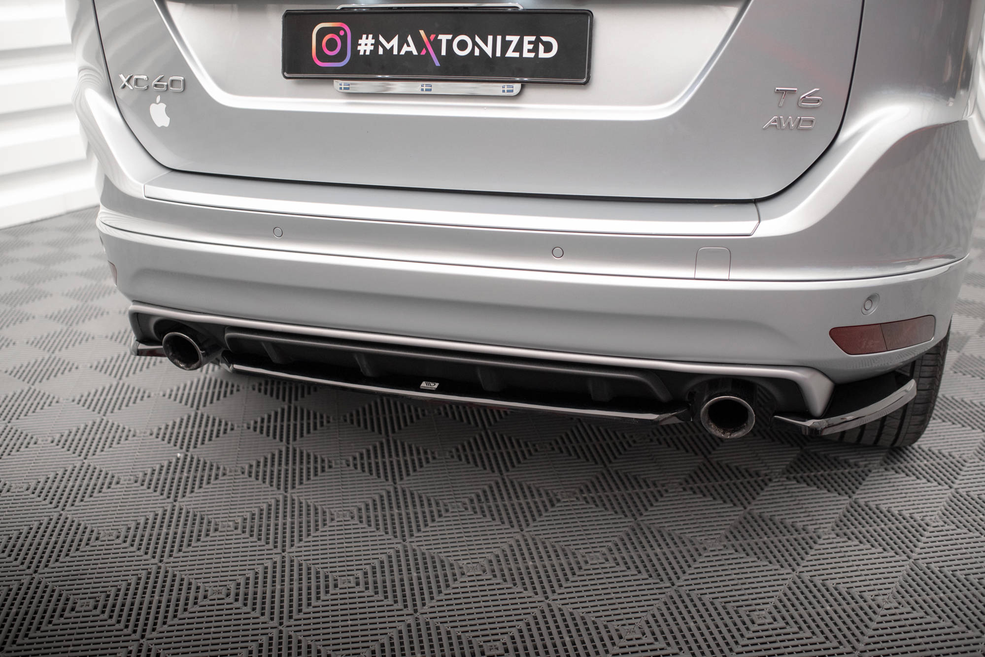 Street+ Mittlerer Diffusor Heck Ansatz passend für Volvo XC60 R-Design Mk1 FL schwarz Hochglanz