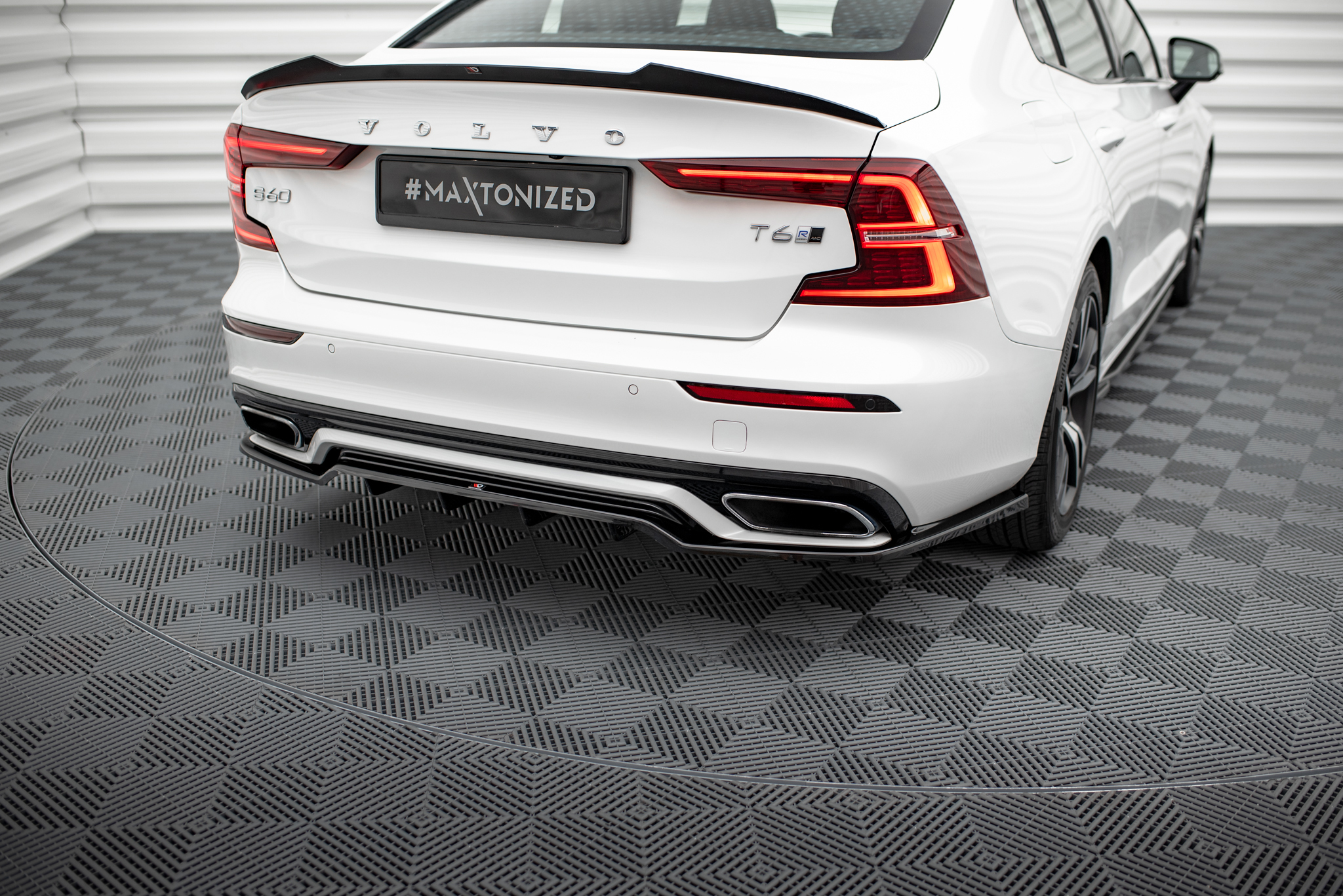 Street+ Mittlerer Diffusor RACE Heck Ansatz passend für Volvo S60/V60 R-Design Mk3 schwarz Hochglanz