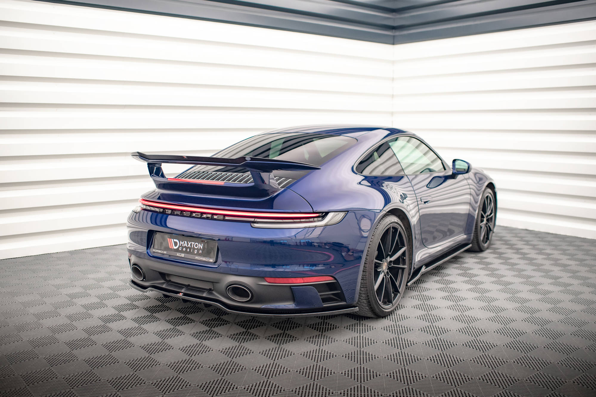 Street+ Mittlerer Diffusor RACE Heck Ansatz V.1 passend für Porsche 911 Carrera Aero / Carrera GTS 992 schwarz Hochglanz