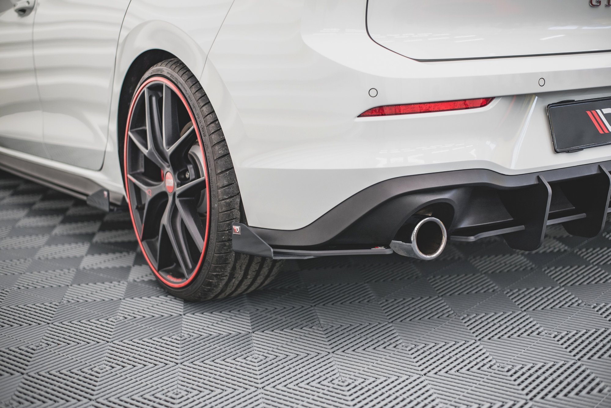 Hintere Seiten Flaps passend für VW Golf GTI / GTE / R-Line Mk8 schwarz Hochglanz