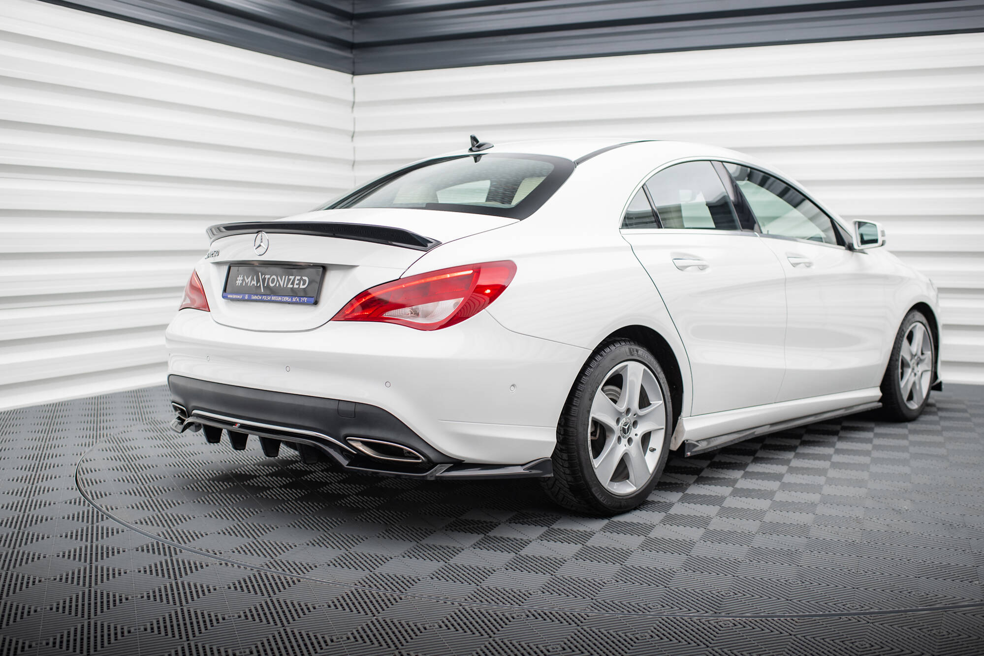 Street+ Mittlerer Diffusor RACE Heck Ansatz passend für Mercedes CLA C117 FL schwarz Hochglanz