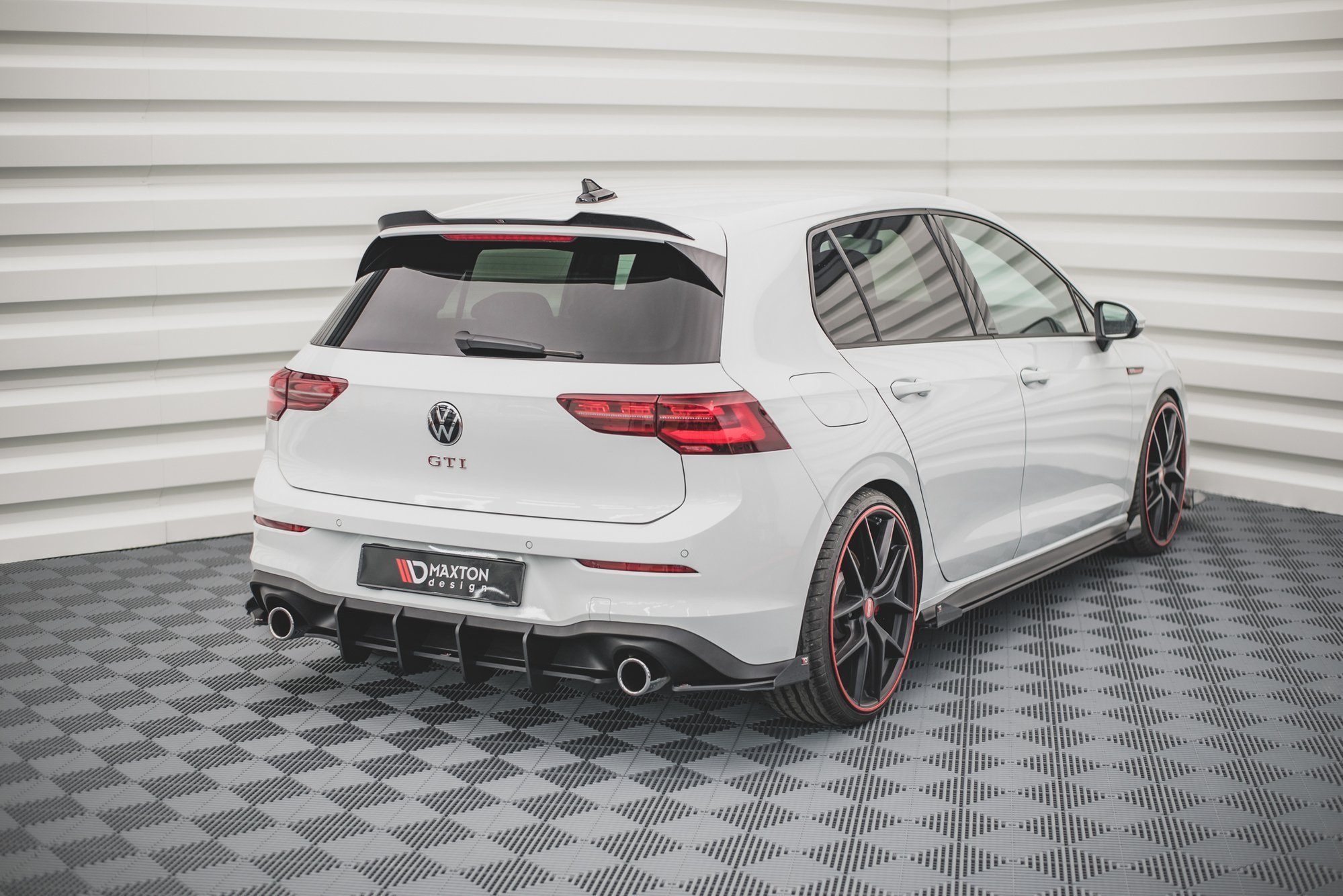Hintere Seiten Flaps passend für VW Golf GTI / GTE / R-Line Mk8 schwarz Hochglanz