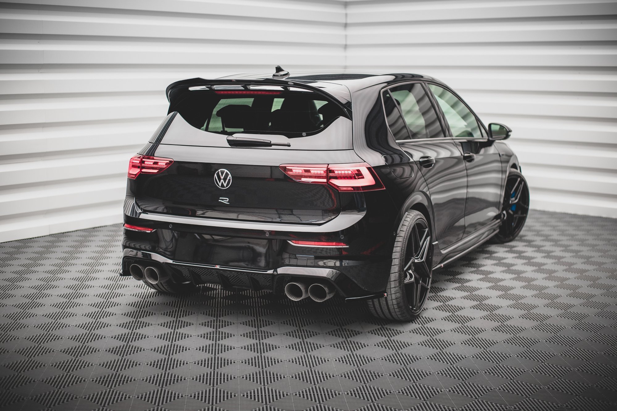 Street+ Heck Ansatz Flaps V.3 passend für VW Golf R Hatchback Mk8 FL schwarz Hochglanz