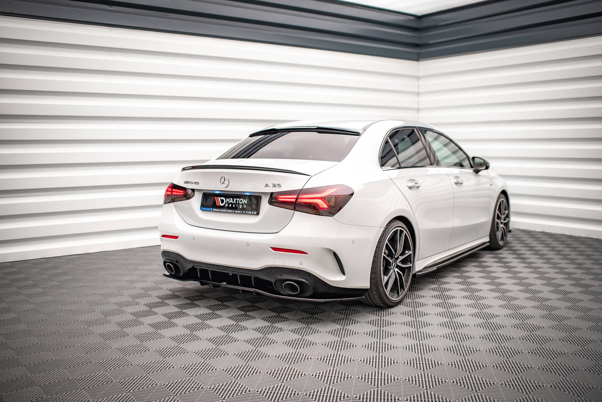 Street+ Mittlerer Diffusor RACE Heck Ansatz V.1 passend für Mercedes A 35 AMG Limousine V177 schwarz Hochglanz