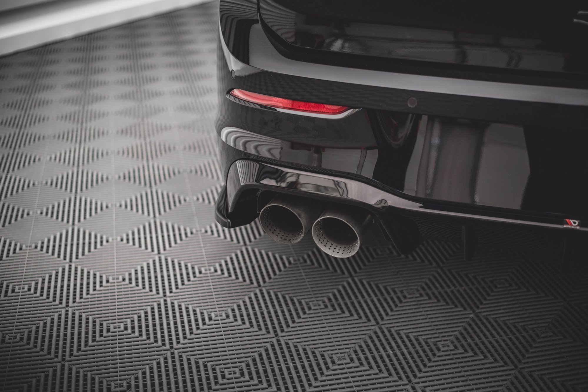 Street+ Heck Ansatz Flaps V.3 passend für VW Golf R Hatchback Mk8 FL schwarz Hochglanz