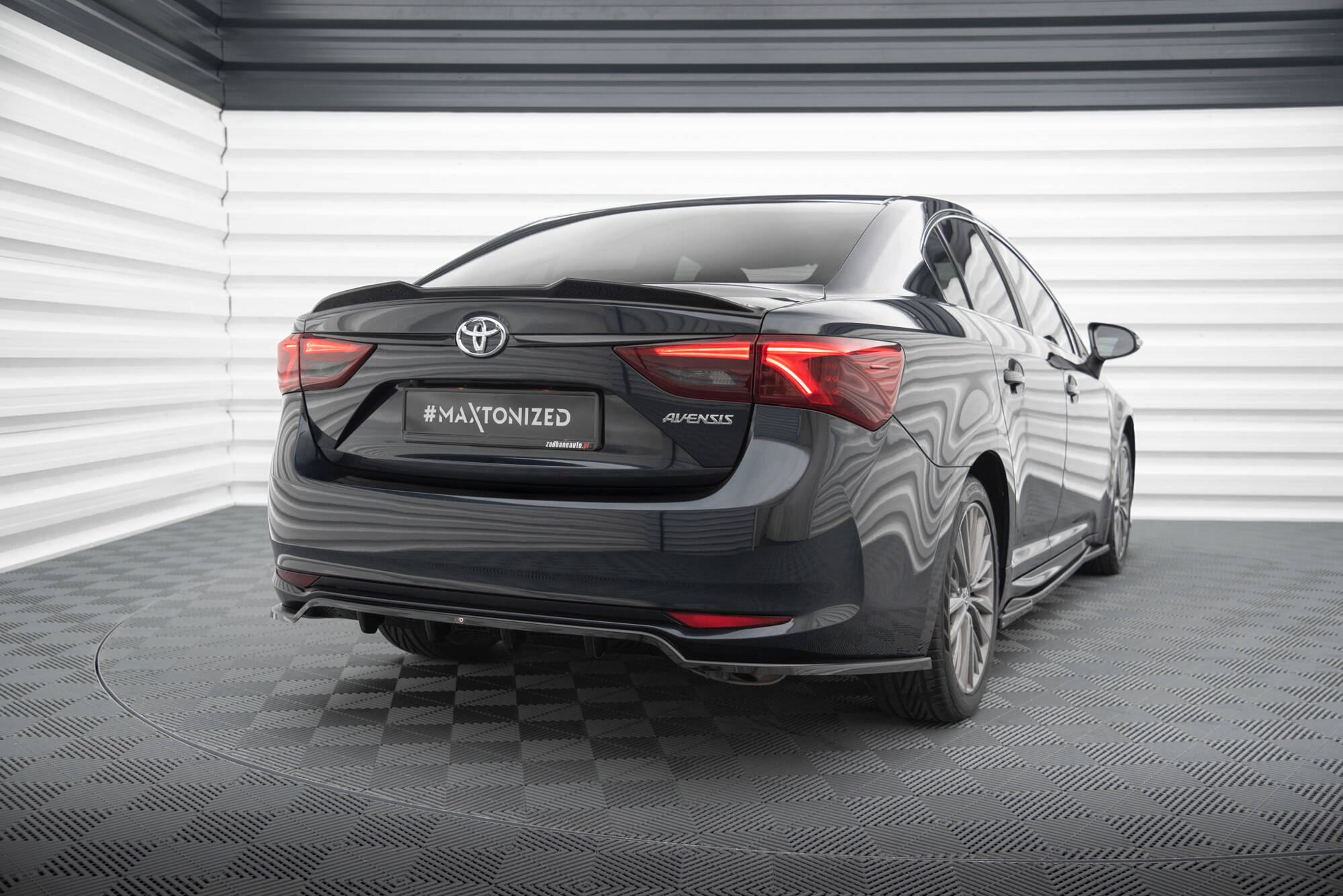 Street+ Mittlerer Diffusor RACE Heck Ansatz passend für Toyota Avensis Limousine Mk3 FL schwarz Hochglanz