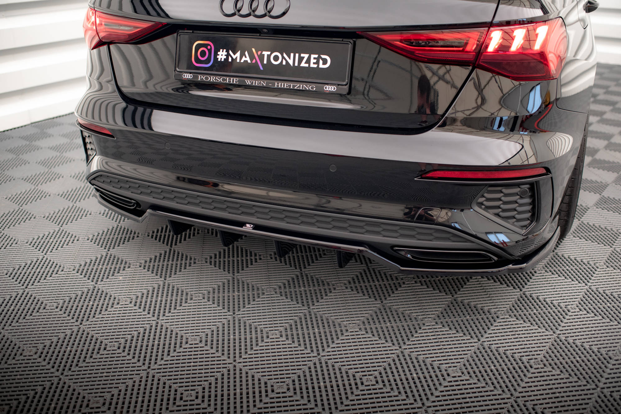 Street+ Mittlerer Diffusor RACE Heck Ansatz passend für Audi A3 S-Line Limousine 8Y schwarz Hochglanz