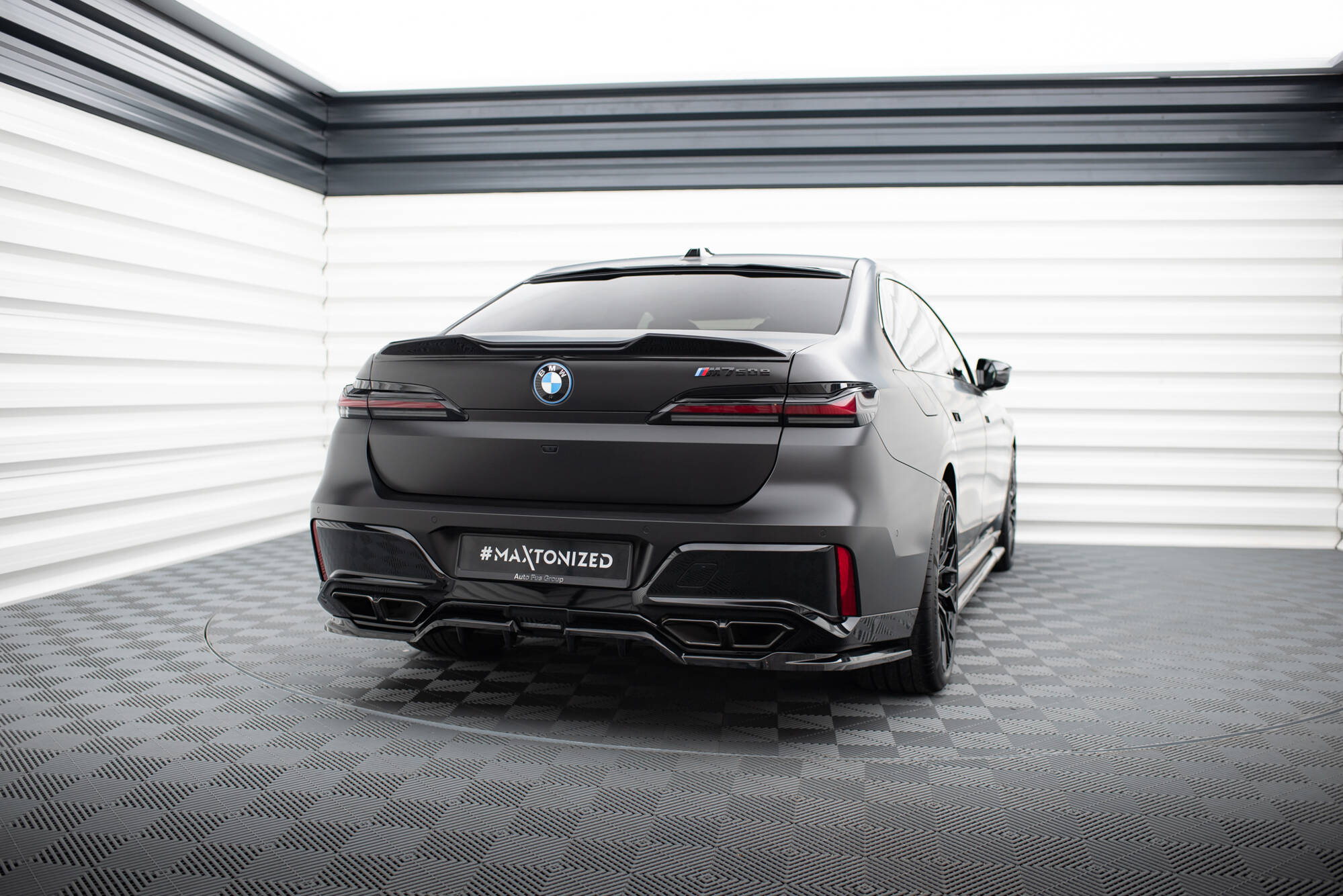 Street+ Mittlerer Diffusor RACE Heck Ansatz passend für BMW M760e G70 schwarz Hochglanz