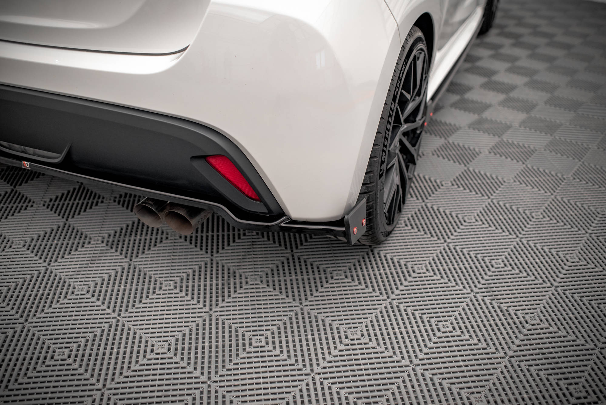 Street+ Mittlerer Diffusor Heck Ansatz V.1 + Flaps passend für Toyota Yaris Mk4