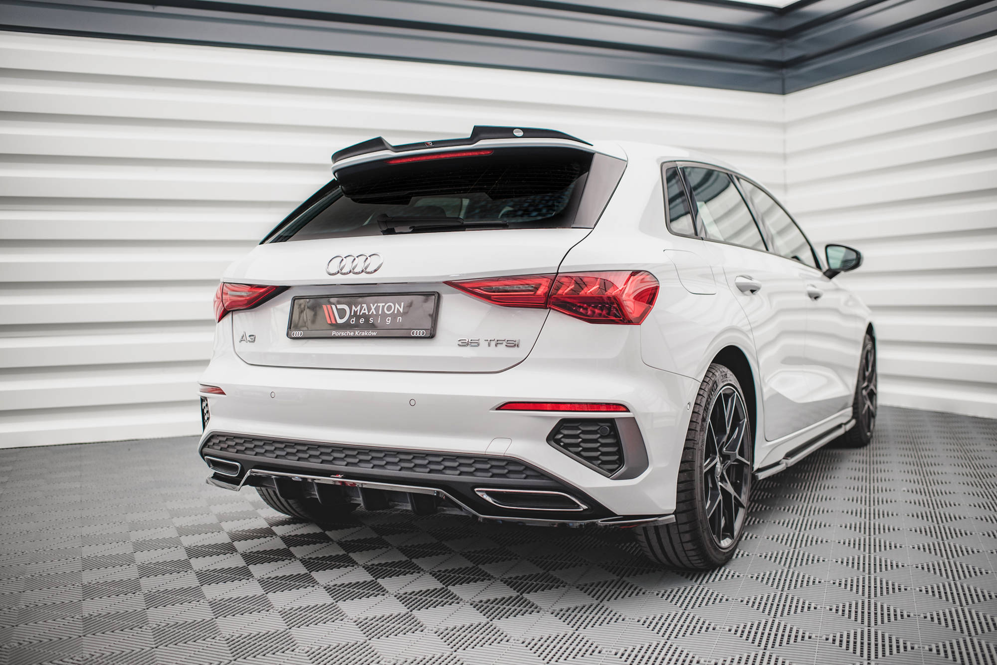 Street+ Mittlerer Diffusor RACE Heck Ansatz passend für Audi A3 S-Line Sportback 8Y schwarz Hochglanz
