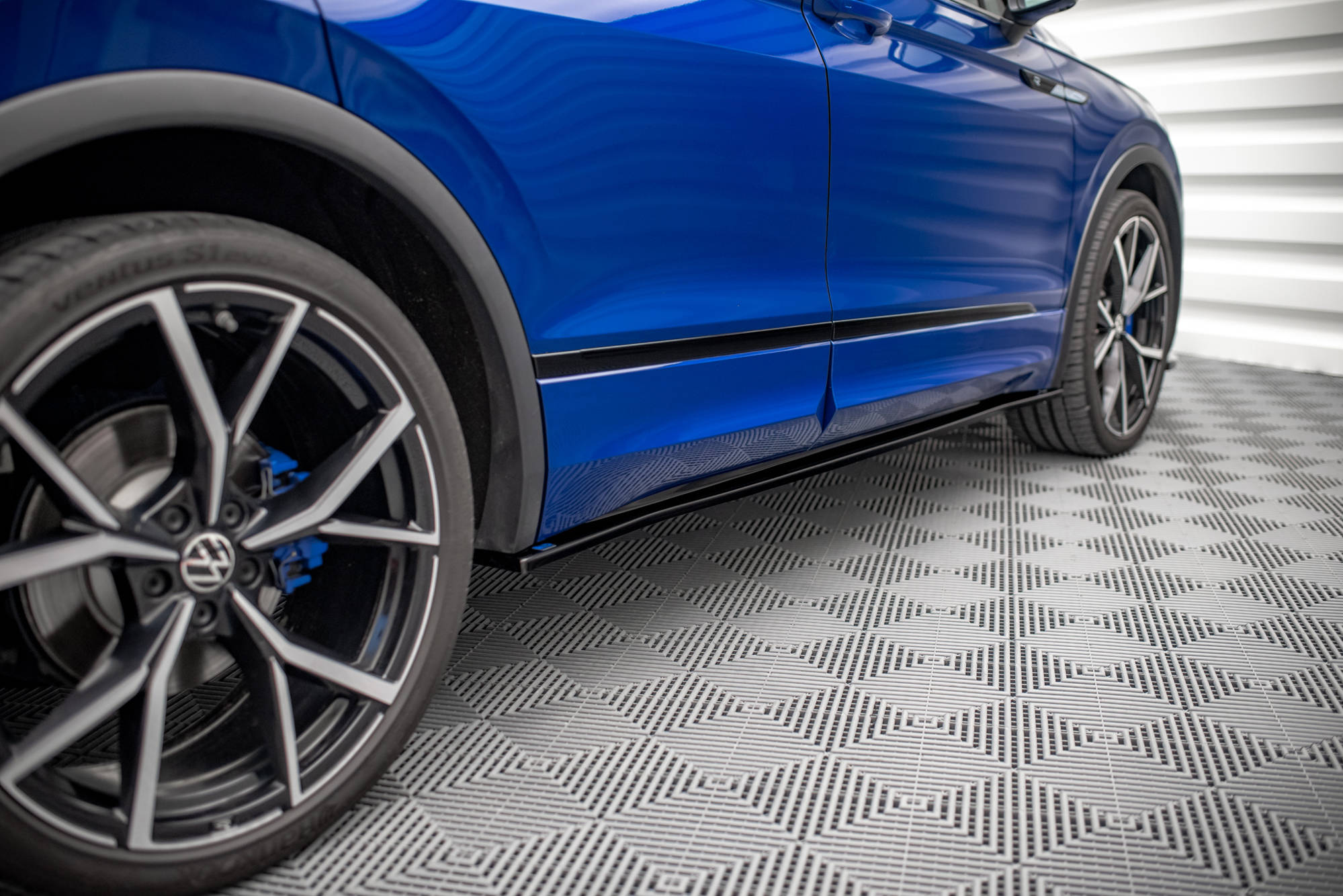 Street+ Seitenschweller Leisten passend für VW Tiguan R / R-Line Mk2 FL schwarz Hochglanz