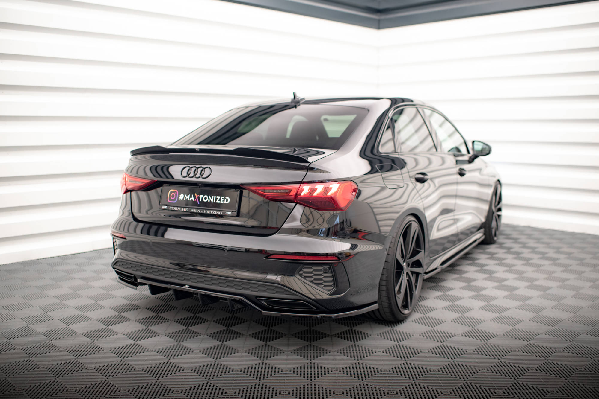 Street+ Mittlerer Diffusor RACE Heck Ansatz passend für Audi A3 S-Line Limousine 8Y schwarz Hochglanz