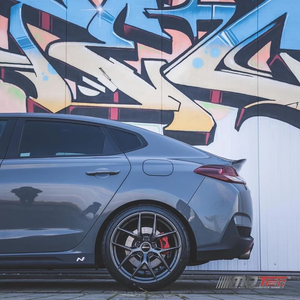 20 Zoll Motec Ultimate MCR4 Felgen für Ford Mustang LAE GT Tesla Model Y Grau
