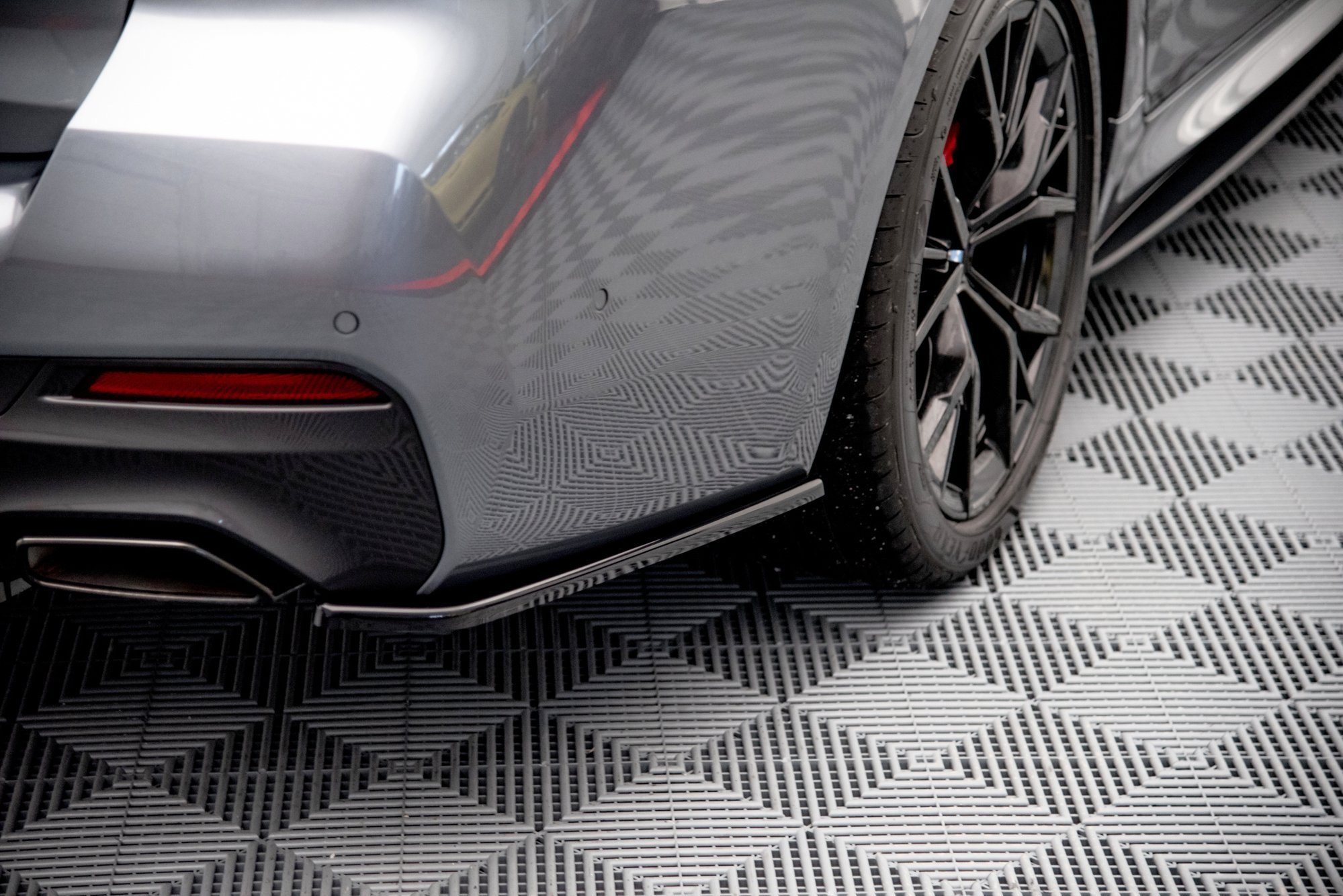 Street+ Heck Ansatz Flaps passend für BMW 5er G30 FL M-Paket schwarz Hochglanz