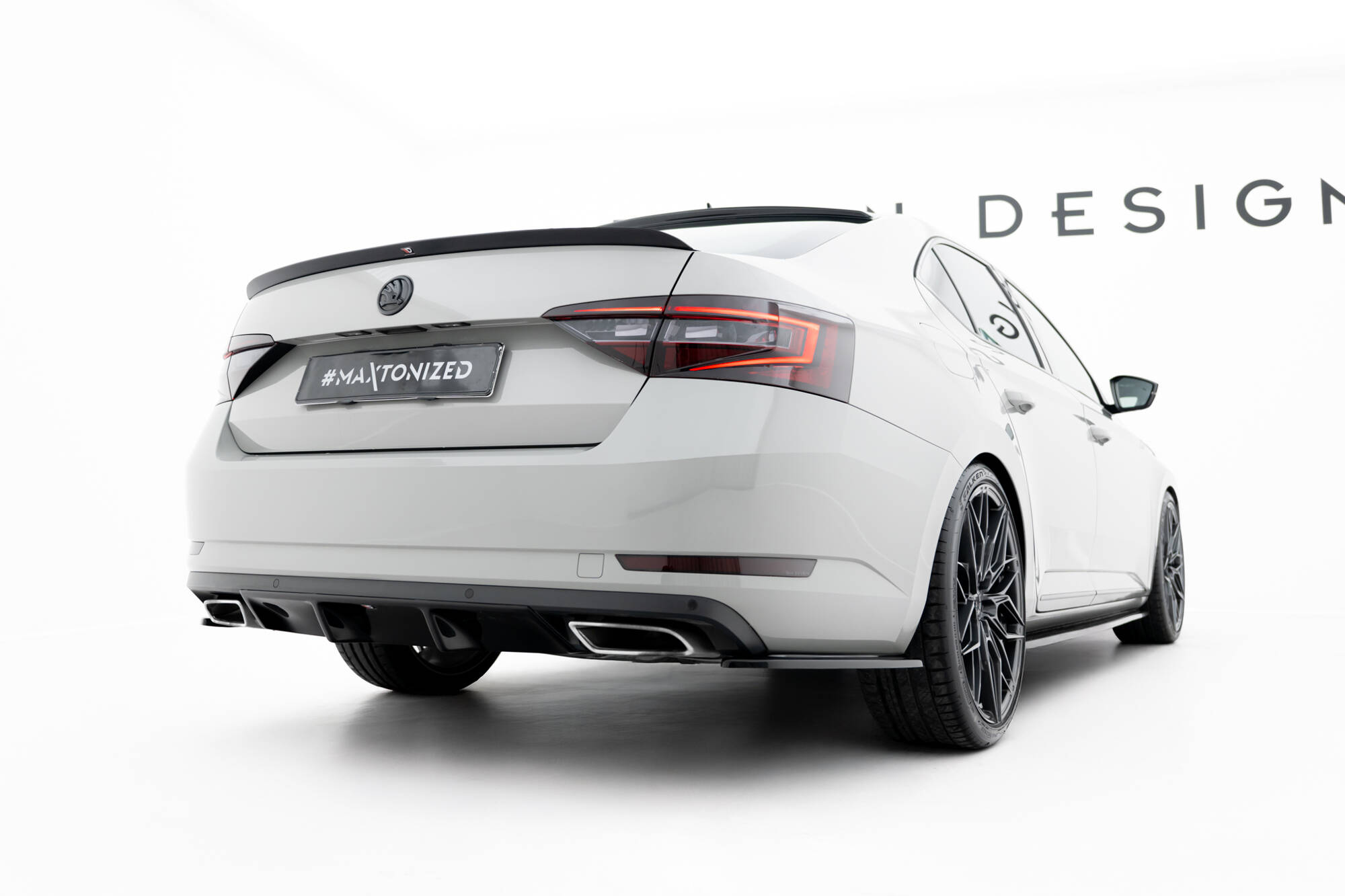 Street+ Heck Ansatz Diffusor V.1 passend für Skoda Superb Liftback / Combi Mk3 schwarz Hochglanz