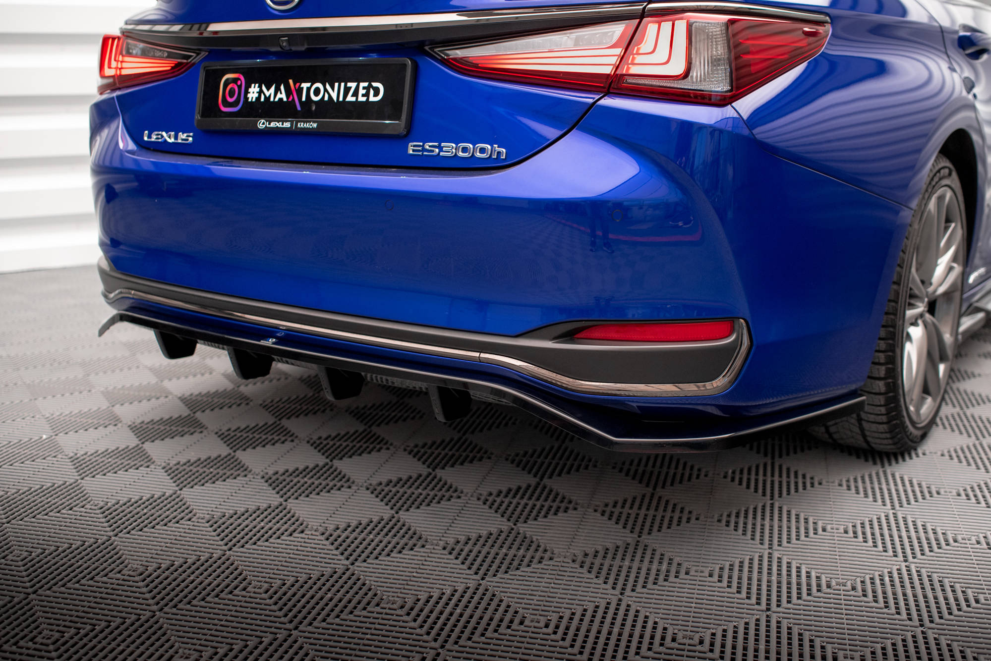 Street+ Mittlerer Diffusor RACE Heck Ansatz passend für Lexus ES F Sport Mk7 schwarz Hochglanz