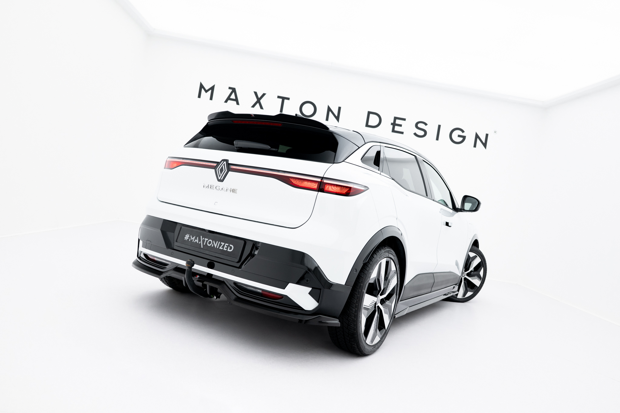 Street+ Mittlerer Diffusor Heck Ansatz RACE passend für Renault Megane E-Tech Electric Mk1 schwarz Hochglanz