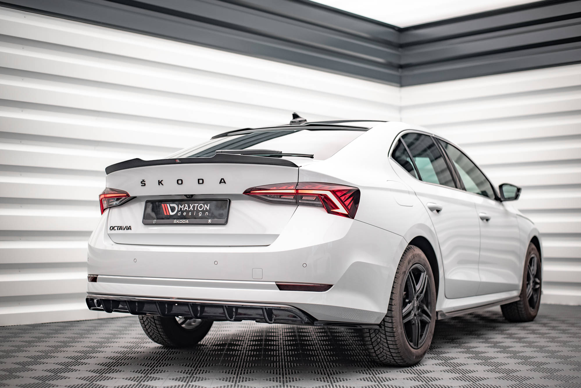 Street+ Mittlerer Diffusor RACE Heck Ansatz passend für Skoda Octavia Mk4 schwarz Hochglanz