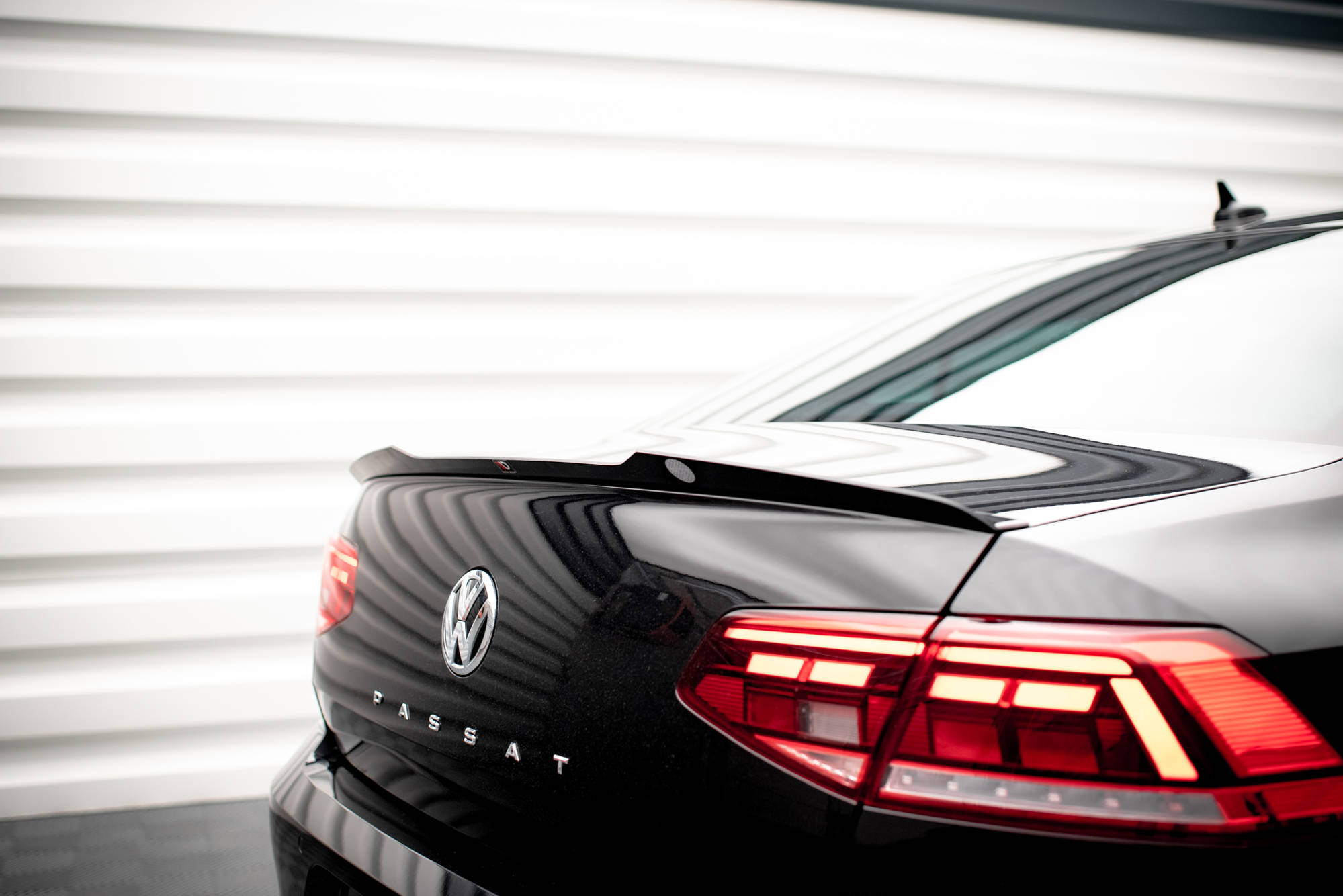 Heck Spoiler Aufsatz Abrisskante passend für VW Passat Limousine B8 FL schwarz Hochglanz