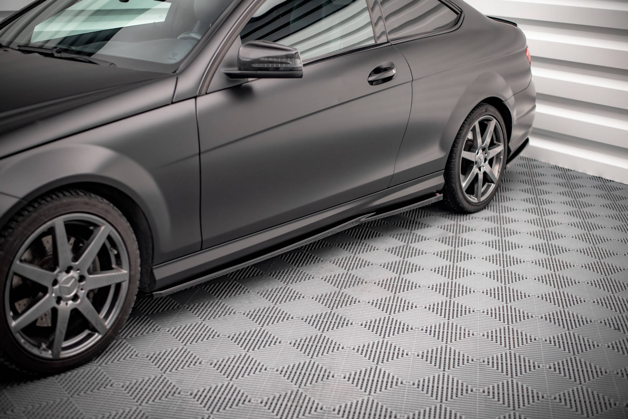 Street+ Seitenschweller Leisten passend für Mercedes C Coupe / Limousine / Kombi AMG-Line C204 / W204 FL / S204 FL schwarz Hochglanz
