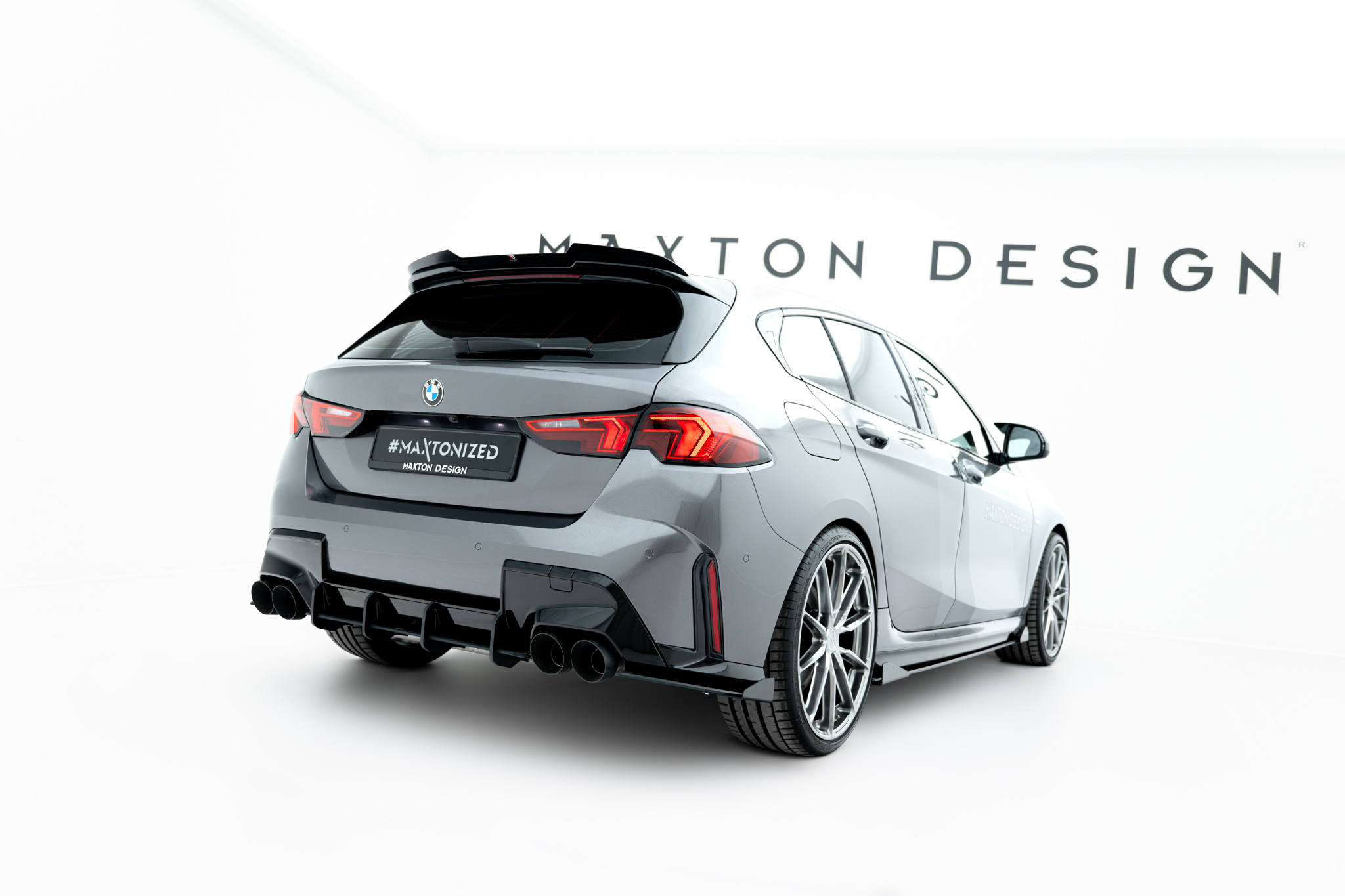 Hintere Seiten Flaps V.1 passend für BMW M135i F70 schwarz Hochglanz