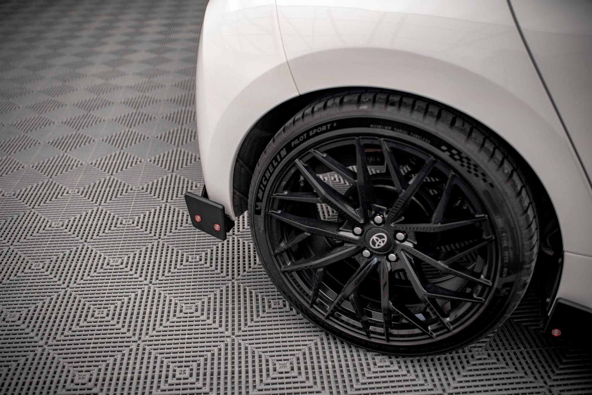 Street+ Mittlerer Diffusor Heck Ansatz V.1 + Flaps passend für Toyota Yaris Mk4