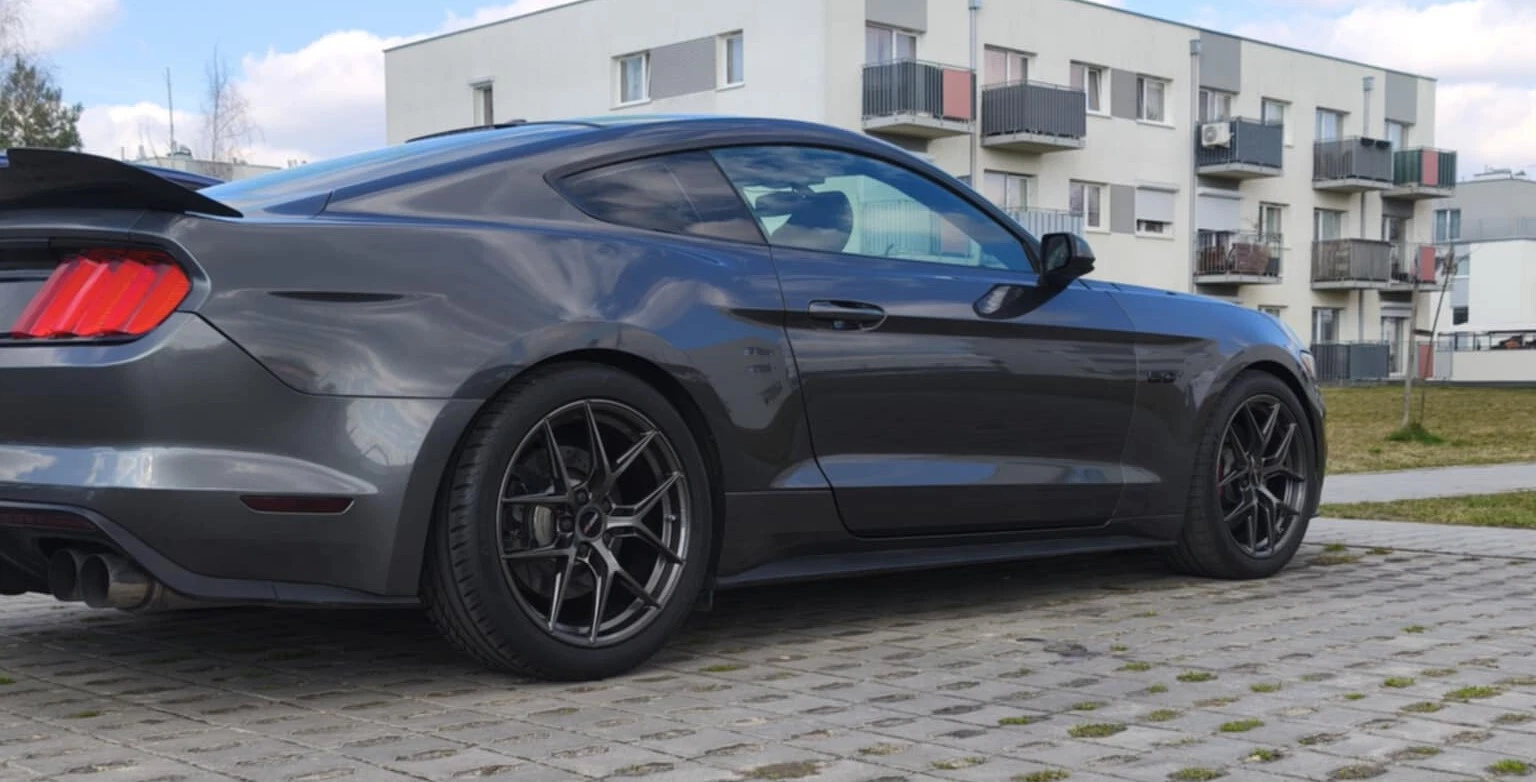 20 Zoll Motec Ultimate MCR4 Felgen für Ford Mustang LAE GT Tesla Model Y Grau