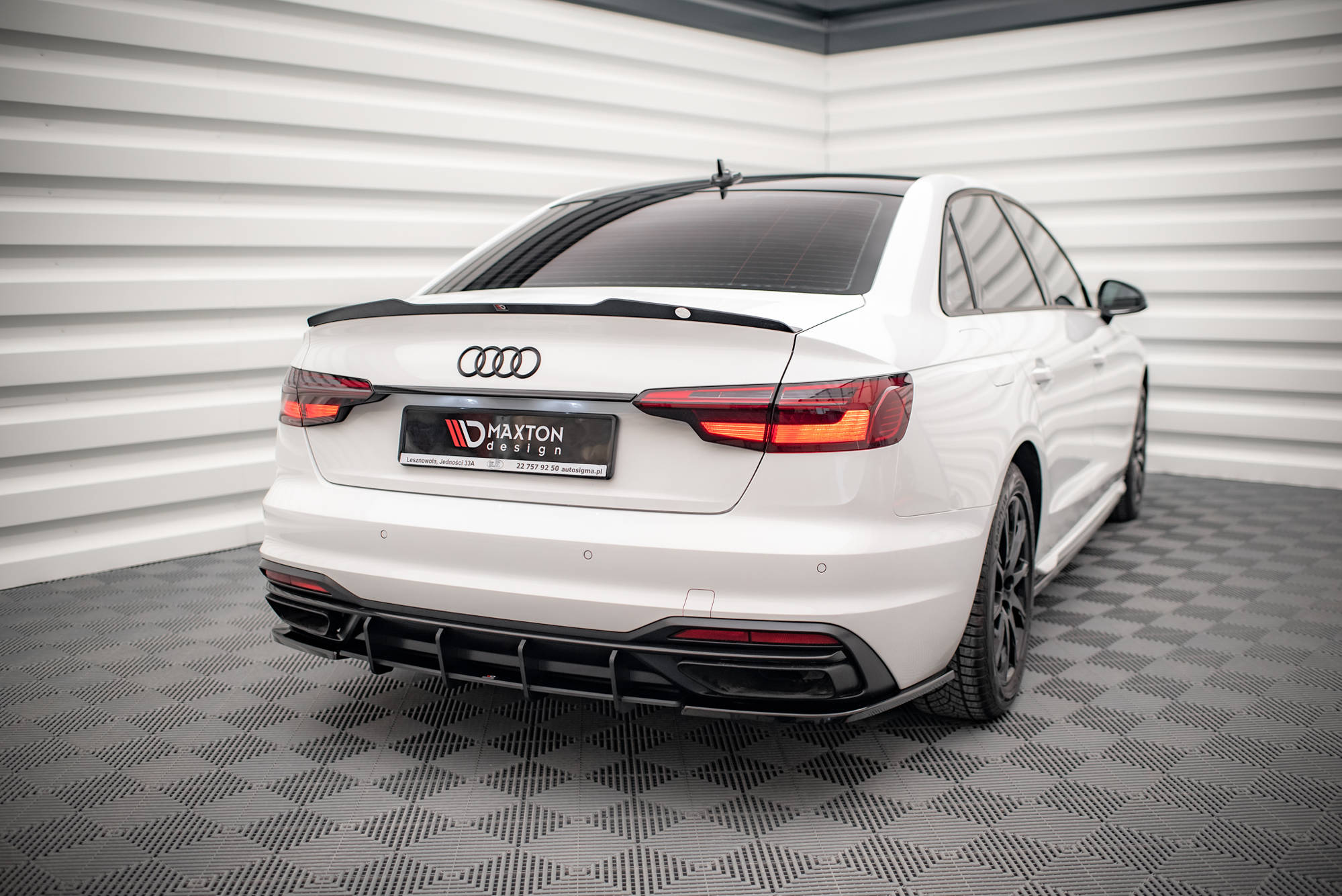 Street Pro Heckschürze Heck Ansatz Diffusor passend für Audi A4 B9 FL schwarz-rot
