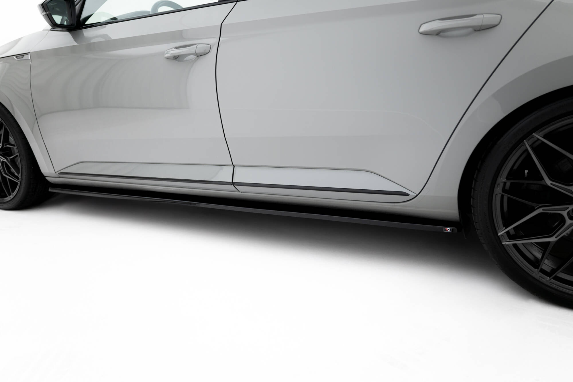 Street+ Seitenschweller Leisten passend für Skoda Superb Liftback / Combi Mk3 schwarz Hochglanz
