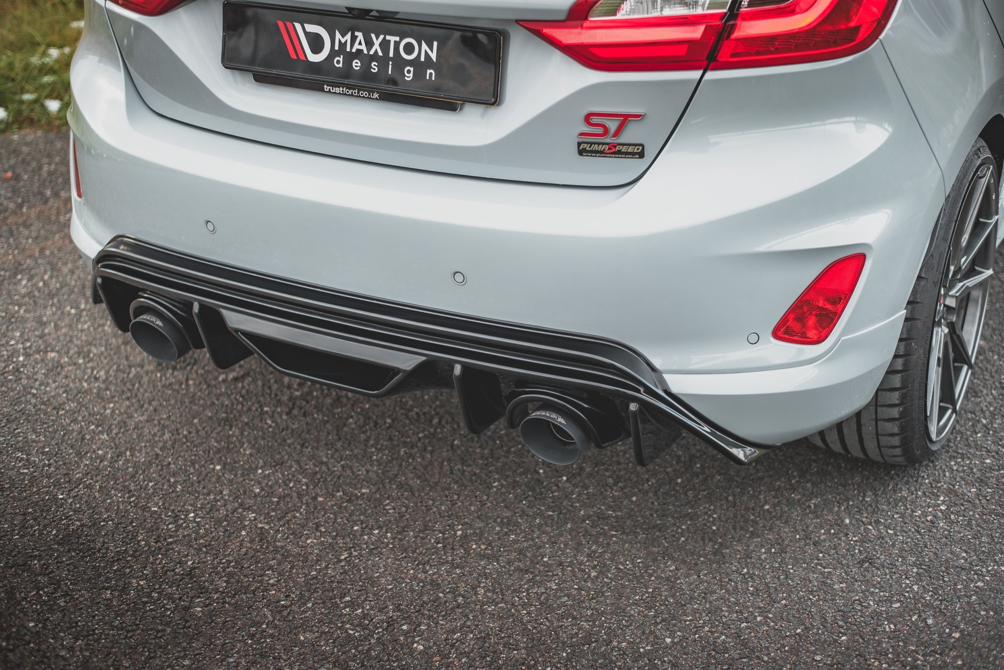 Heckansatz Diffusor passend für Ford Fiesta ST mk8 schwarz Hochglanz+Milltek Sport Endschalldämpfer TI