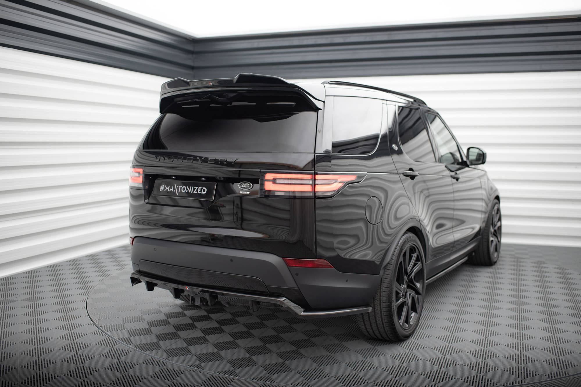 Street+ Mittlerer Diffusor RACE Heck Ansatz passend für Land Rover Discovery HSE Mk5 schwarz Hochglanz
