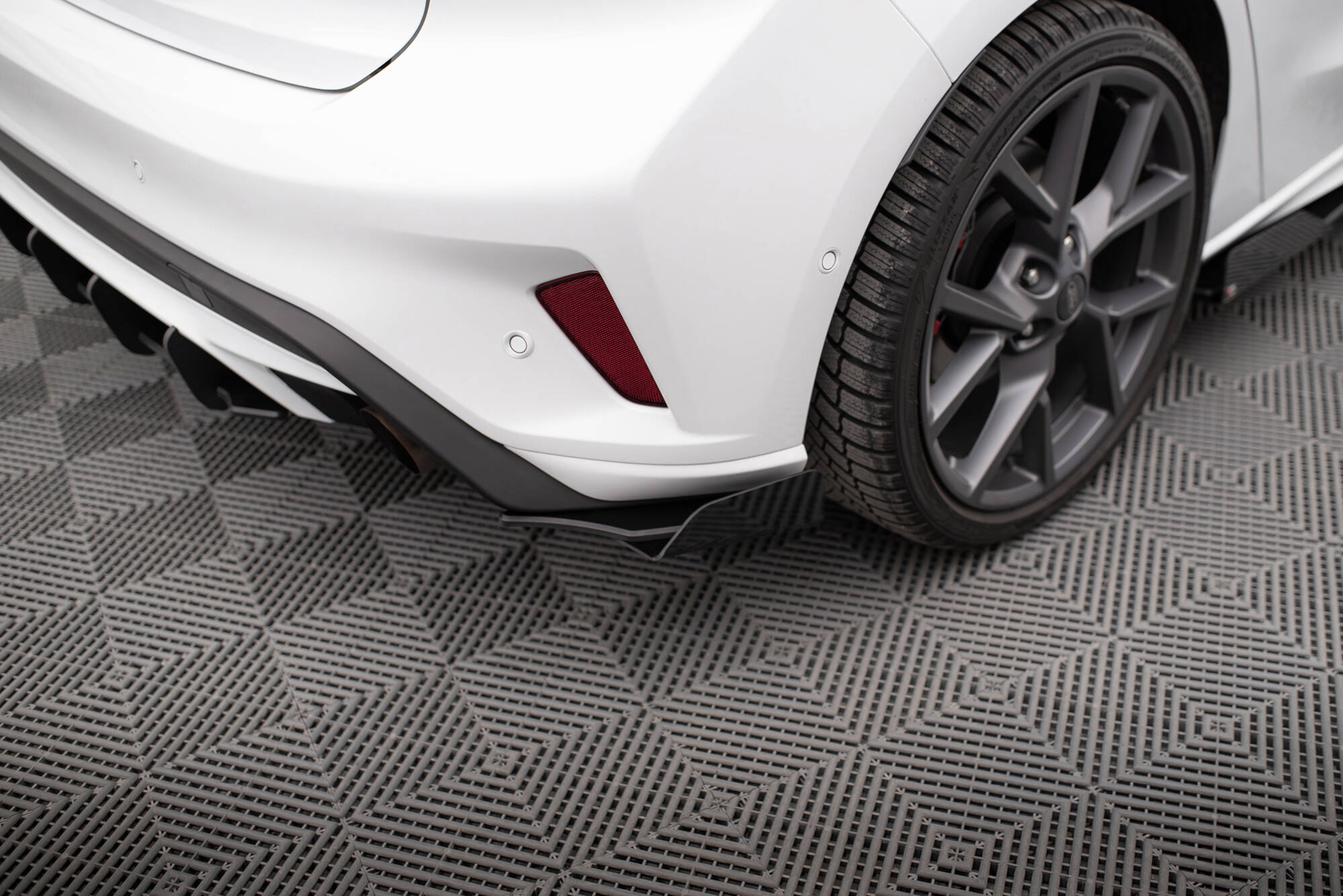 Hintere Seiten Flaps für Ford Focus ST Mk4 schwarz Hochglanz