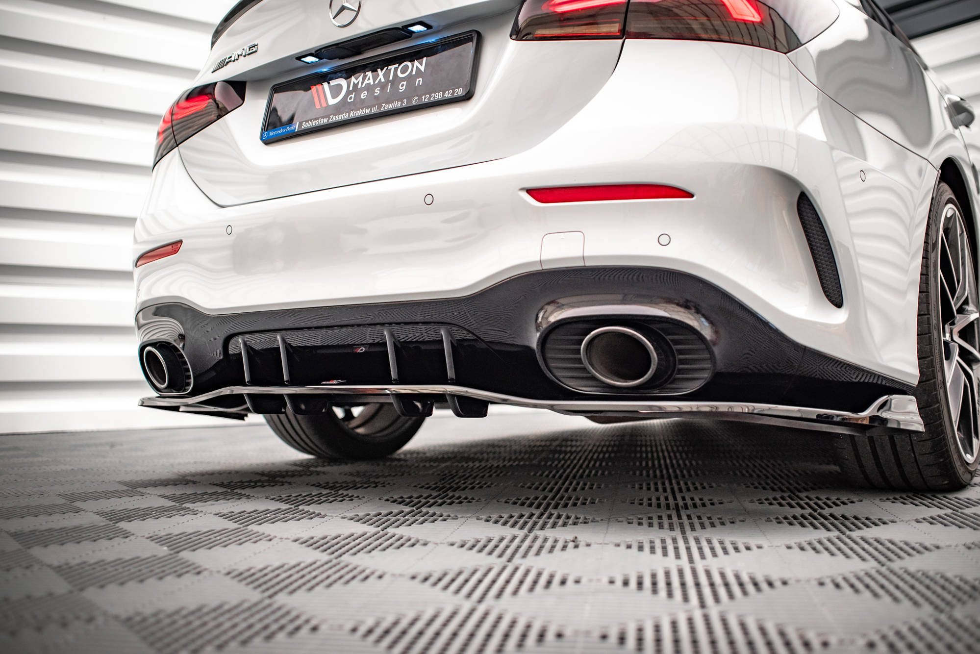 Street+ Mittlerer Diffusor RACE Heck Ansatz V.2 passend für Mercedes A 35 AMG Limousine V177 schwarz Hochglanz