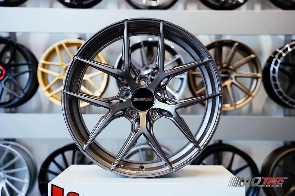 20 Zoll Motec Ultimate MCR4 Felgen für Ford Mustang LAE GT Tesla Model Y Grau