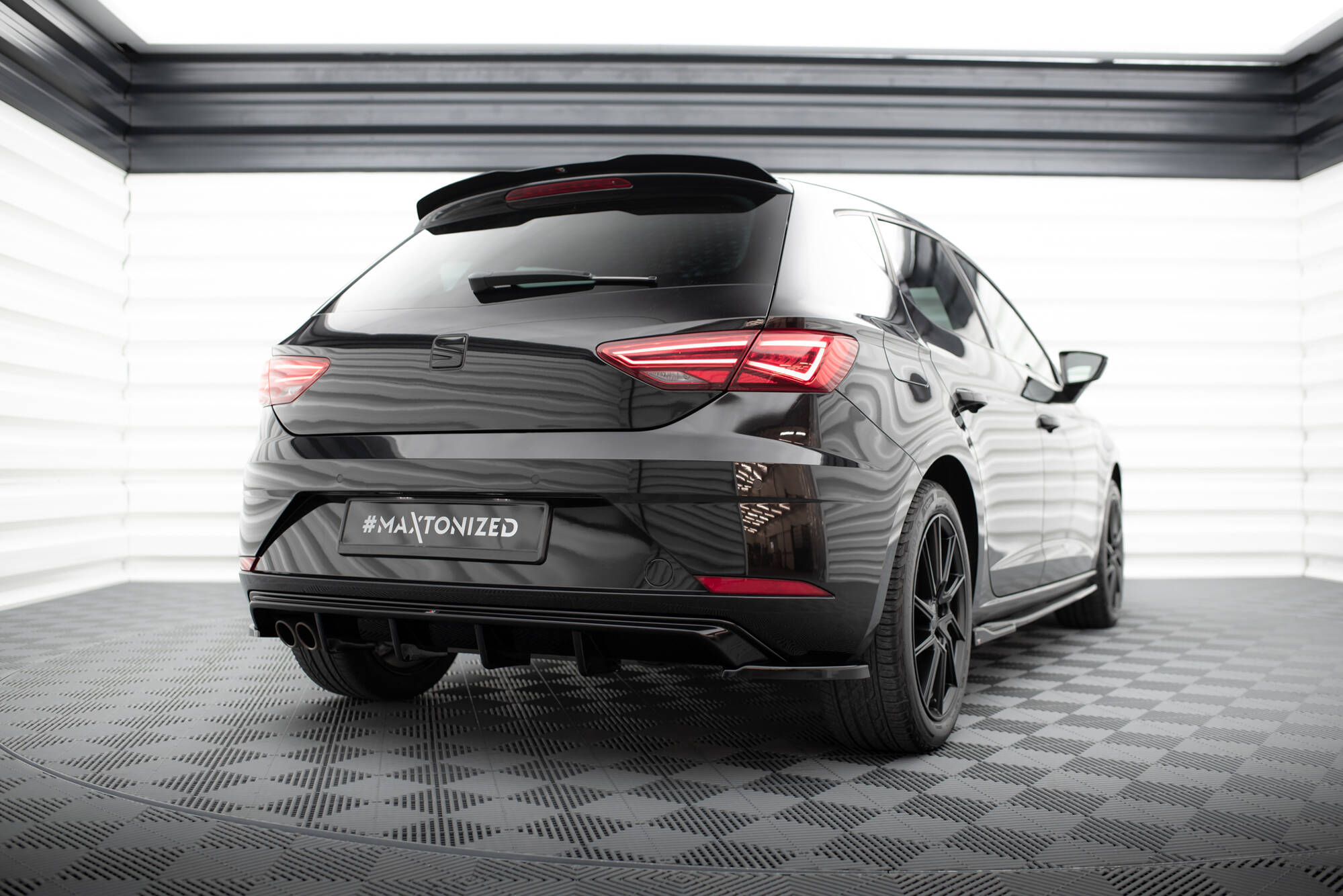 Street+ Heck Ansatz Flaps V.2 passend für Seat Leon Hatchback Mk3 FL schwarz Hochglanz