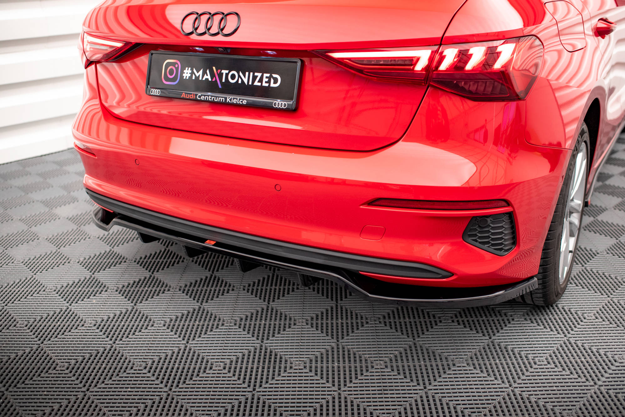 Street+ Mittlerer Diffusor RACE Heck Ansatz passend für Audi A3 Sportback 8Y schwarz Hochglanz