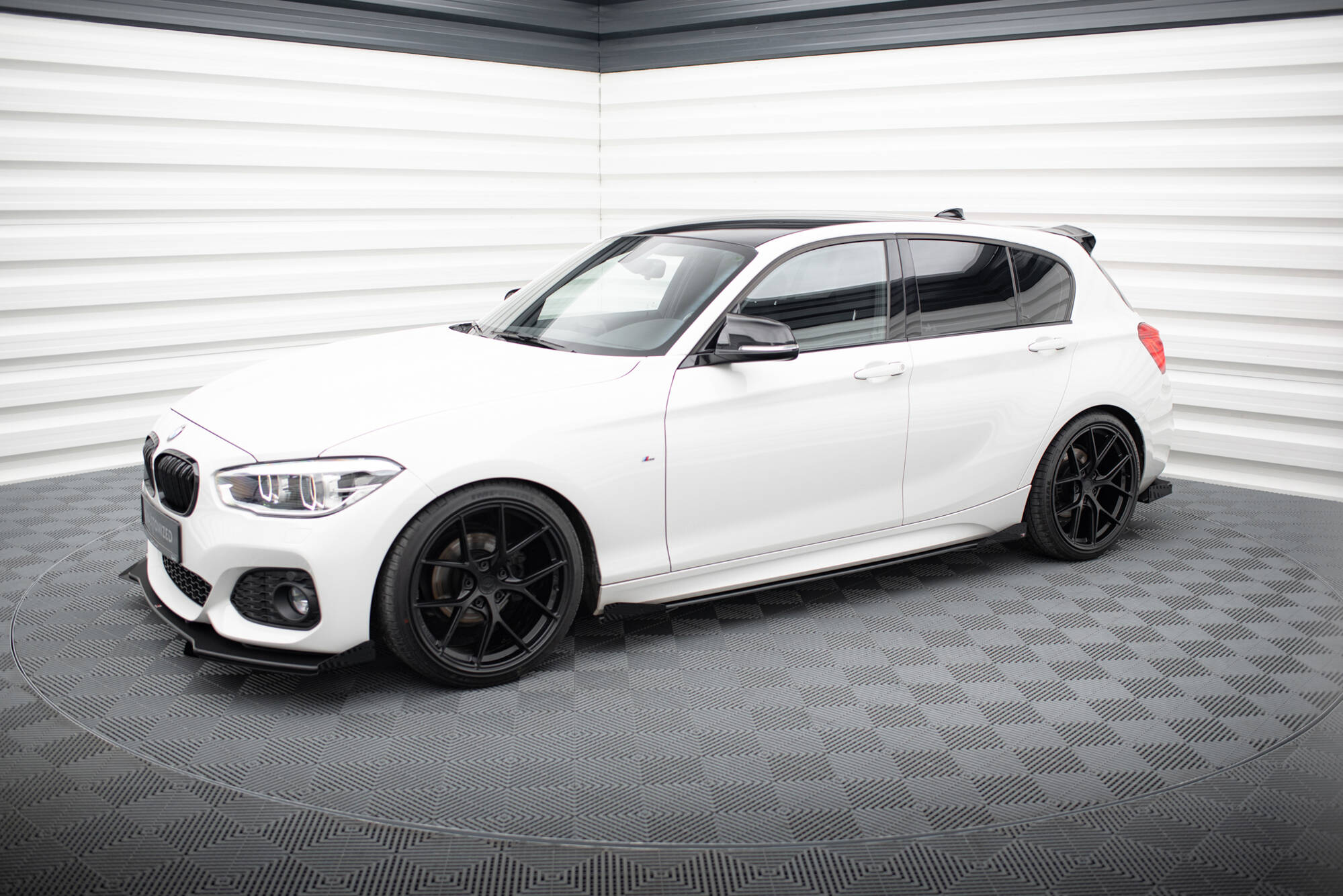 Street Pro Seitenschweller Leisten V.2 + Flaps passend für BMW 1er F20 M135i / M140i / M-Paket schwarz Hochglanz