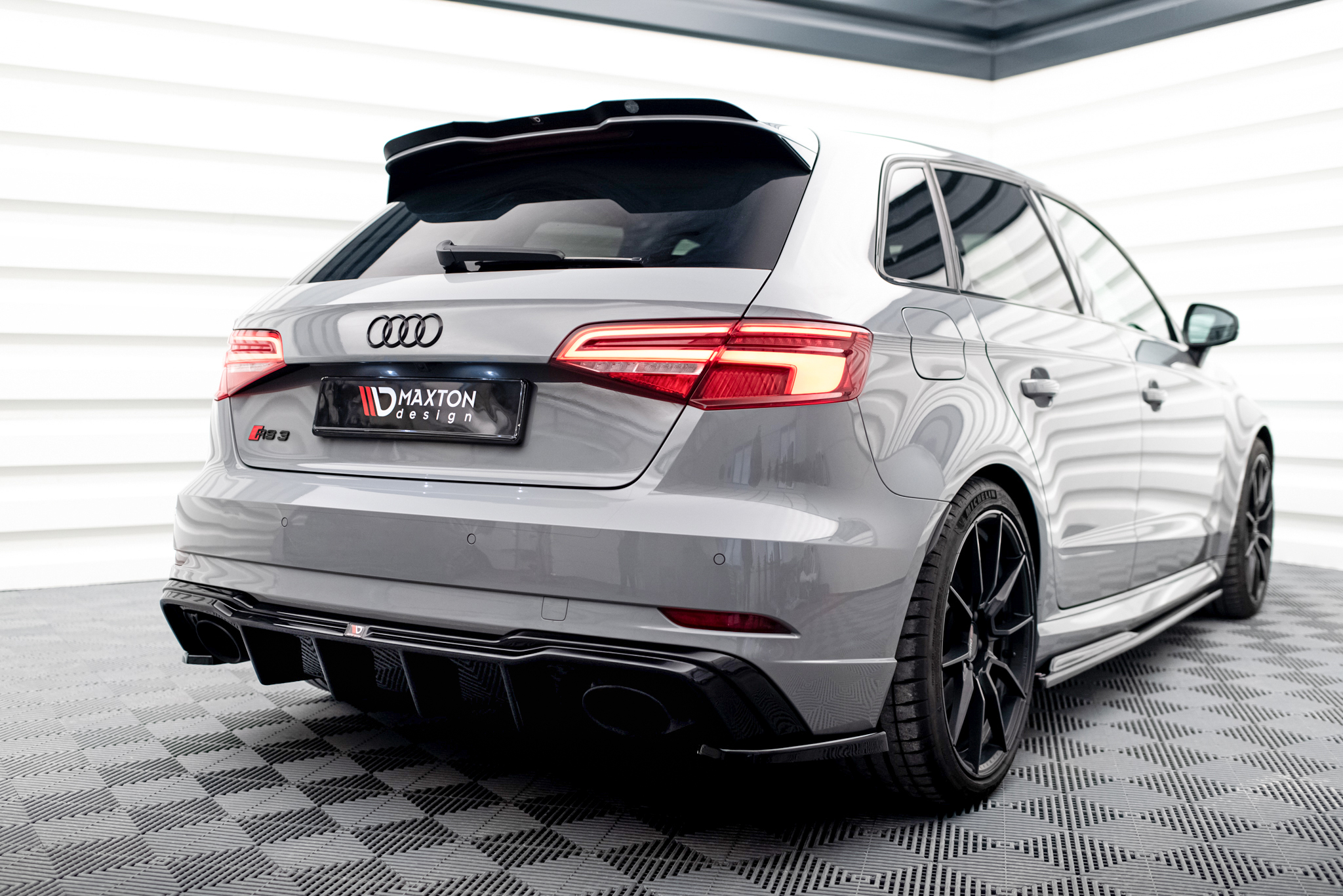 Heck Ansatz Flaps Diffusor V.2 für Audi RS3 8V Sportback Facelift schwarz Hochglanz