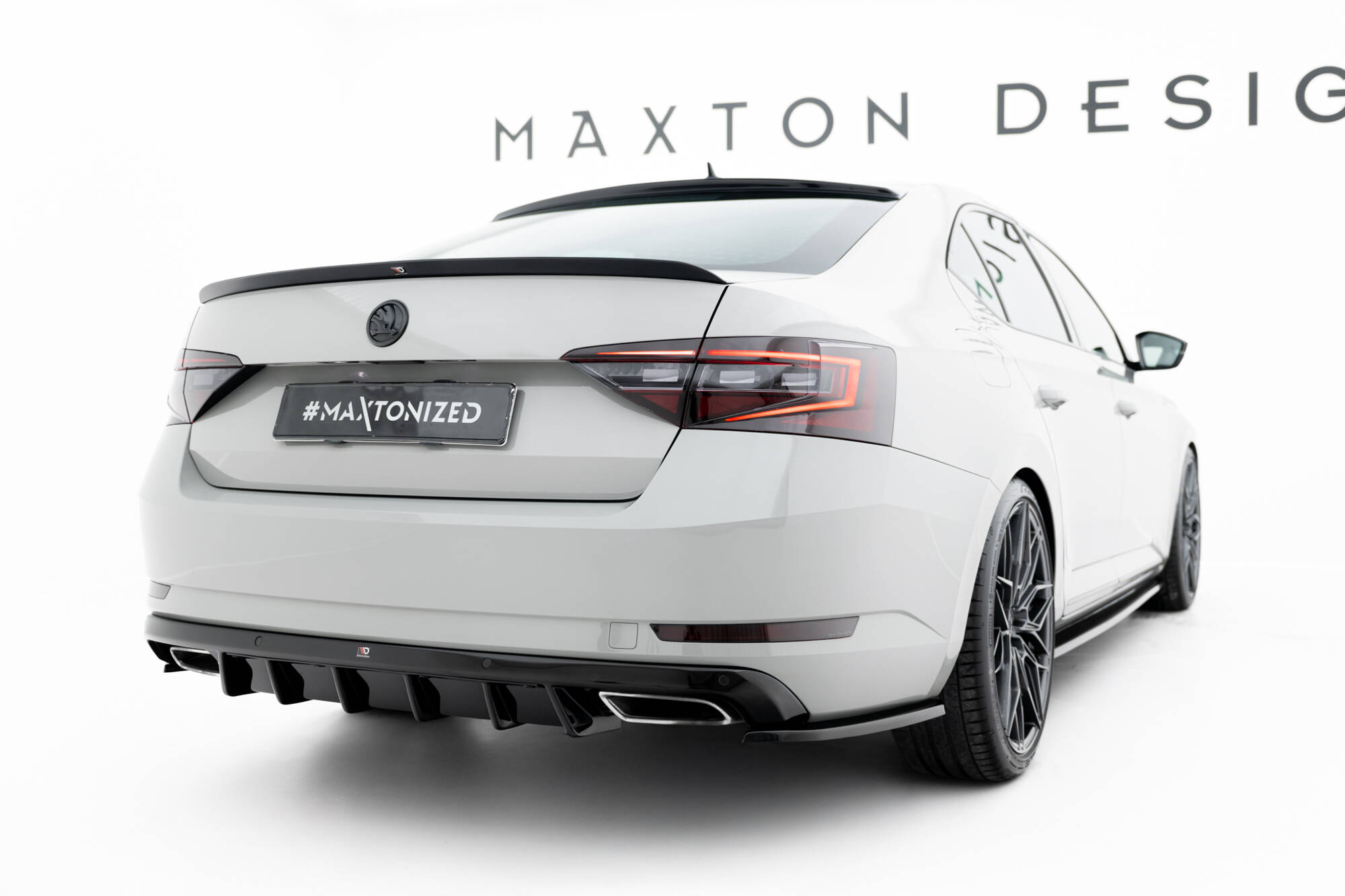Street+ Heck Ansatz Flaps V.3 passend für Skoda Superb Liftback / Combi Mk3 schwarz Hochglanz