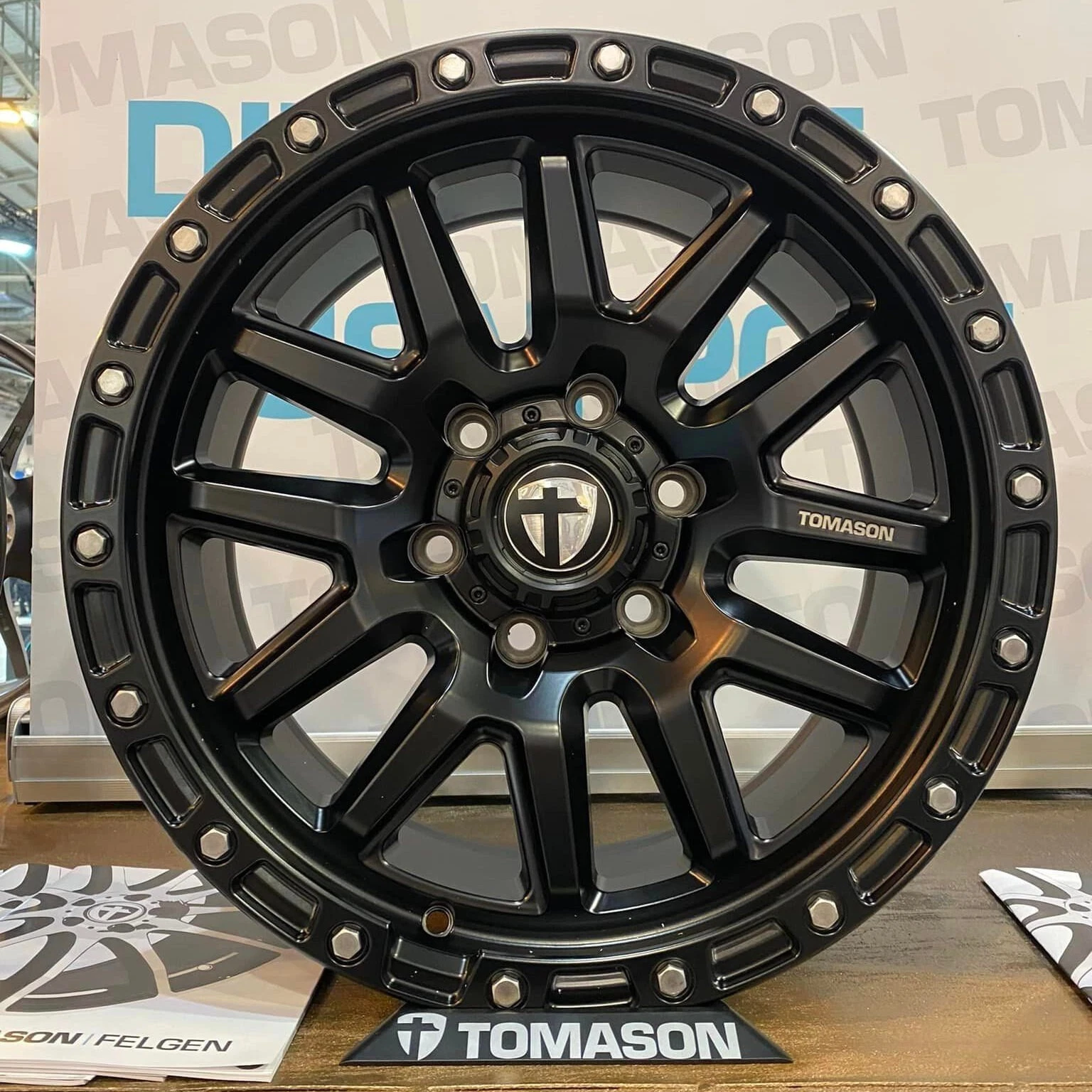 18 Zoll TN Offroad Tomason Alu Felgen für Toyota Hilux Pickup N2 SUV 9x18