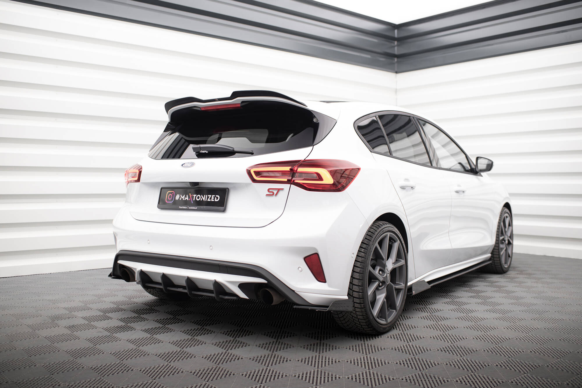 Street Pro Heck Ansatz Flaps Diffusor + Flaps für Ford Focus ST Mk4 schwarz Hochglanz