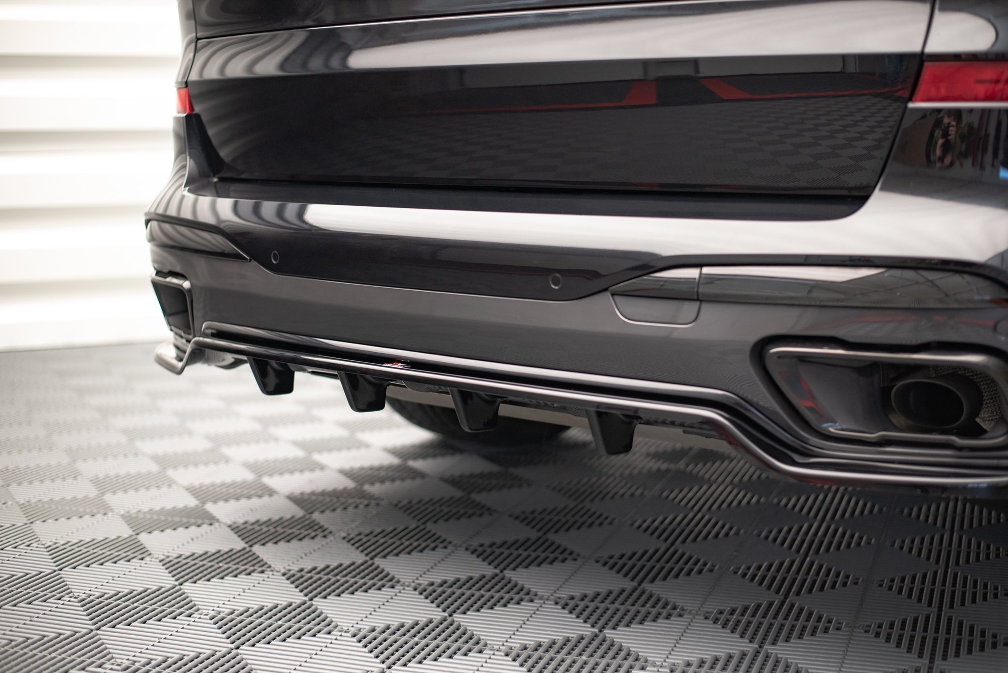Street+ Mittlerer Diffusor RACE Heck Ansatz passend für BMW X7 M-Paket G07 schwarz Hochglanz