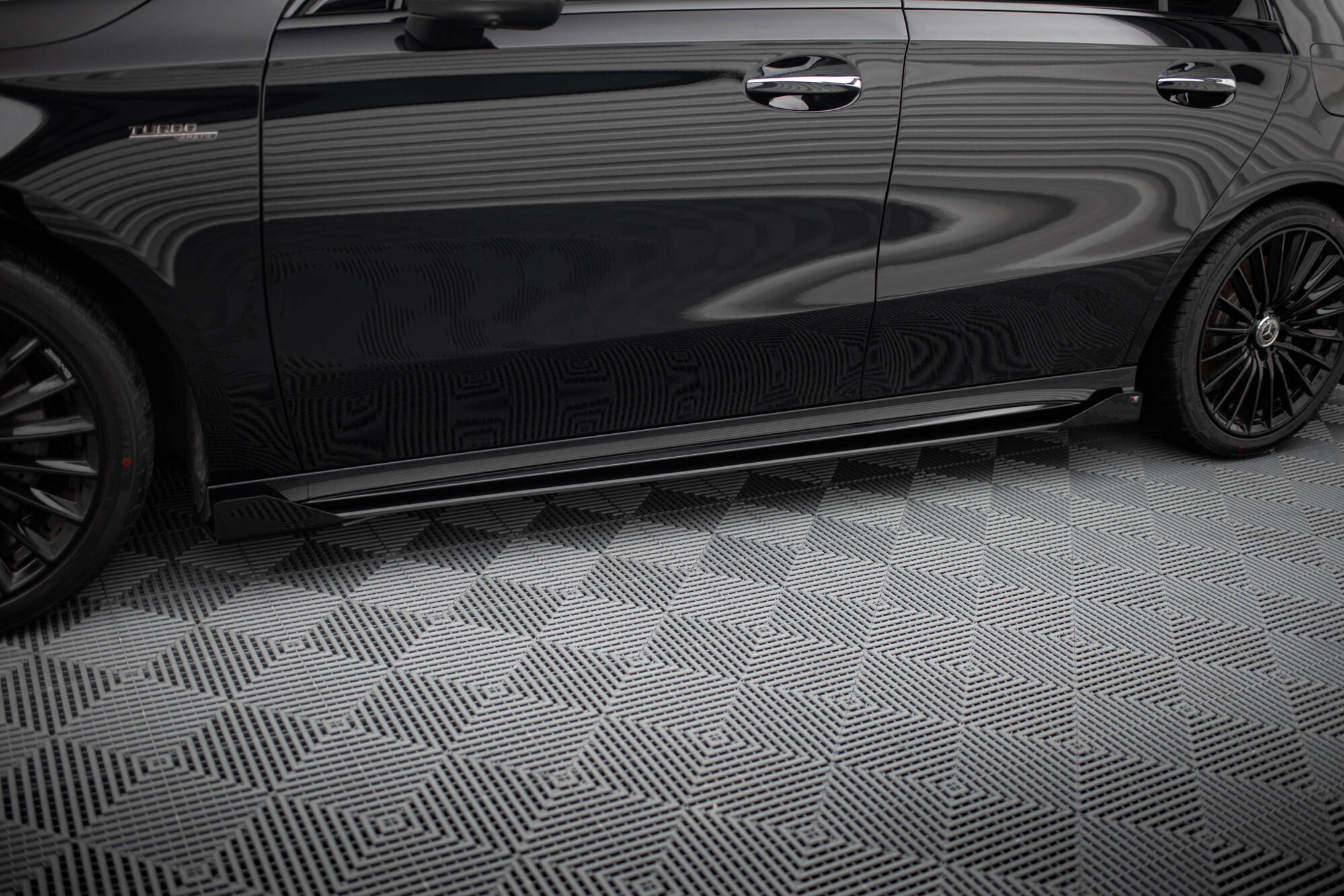 Street Pro Seitenschweller Leisten + Flaps passend für Mercedes-AMG A35 W177 FL schwarz Hochglanz